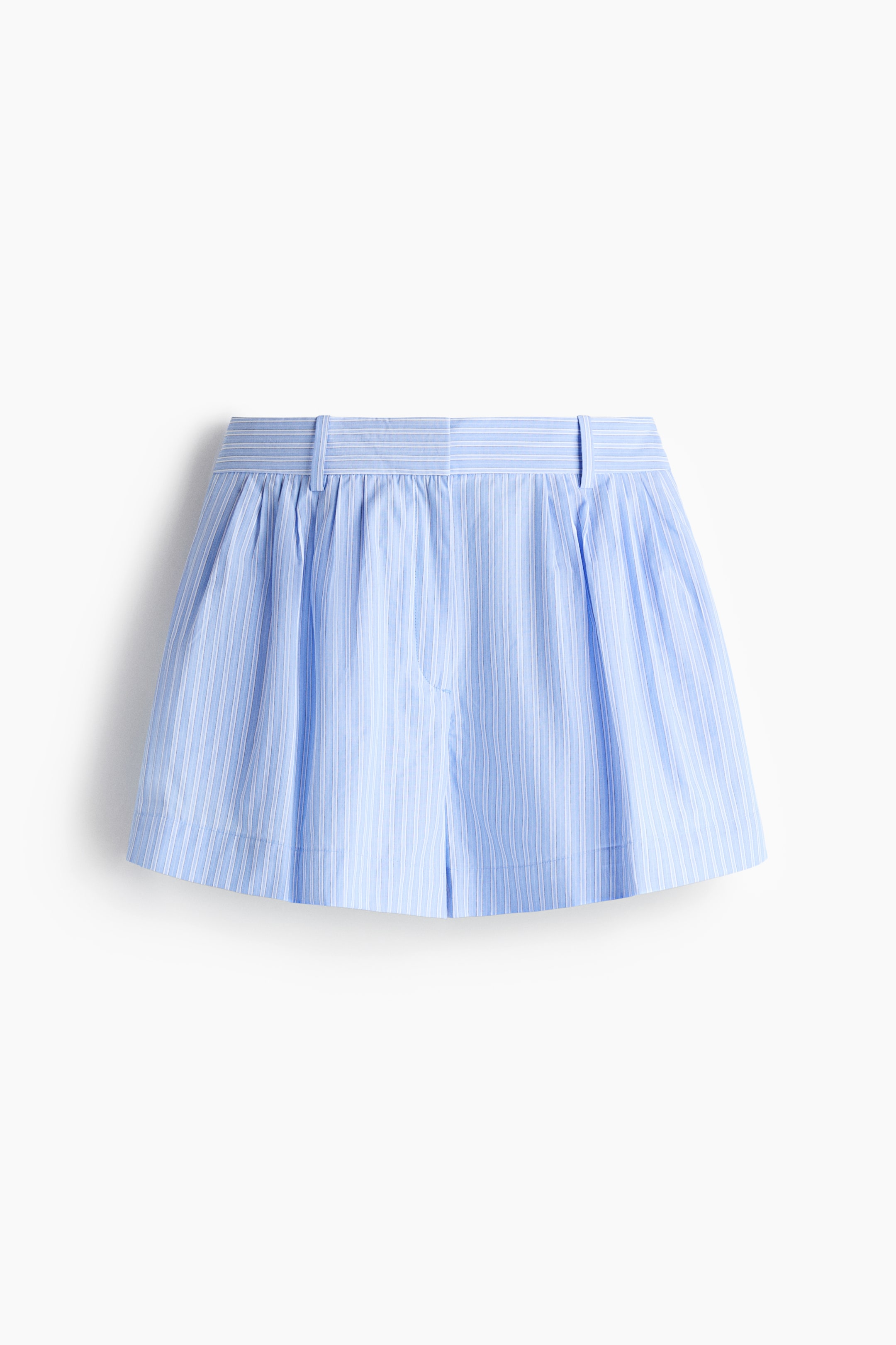 Agrandir l'image: Les shorts arborent un tissu bleu clair avec des rayures verticales blanches. Ils présentent une ceinture plate à passants et des fronces douces en dessous, formant une silhouette évasée et décontractée.