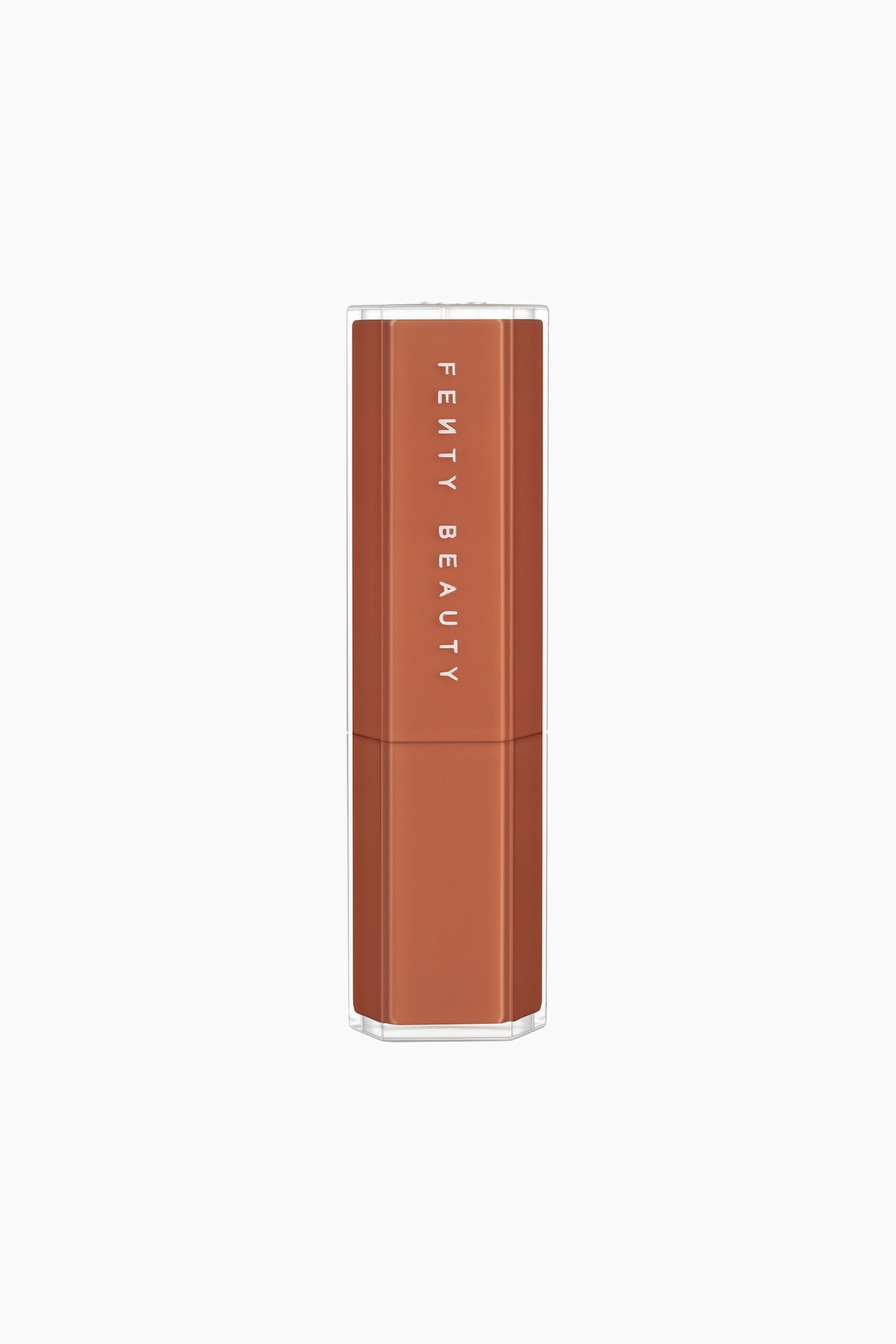 Gloss Bomb Stix High-shine Gloss Stick seisoo pystyasennossa esitellen suljettua, kahdeksankulmaista koteloaan lÃ¤mpimÃ¤n terrakotanruskeassa sÃ¤vyssÃ¤. Muotoilussa on kirkas ulkokuori, joka ympÃ¤rÃ¶i vÃ¤rillistÃ¤ sisÃ¤putkea, ja "FENTY BEAUTY" -logo on painettu valkoisella pystysuunnassa ylÃ¤korkkiin.