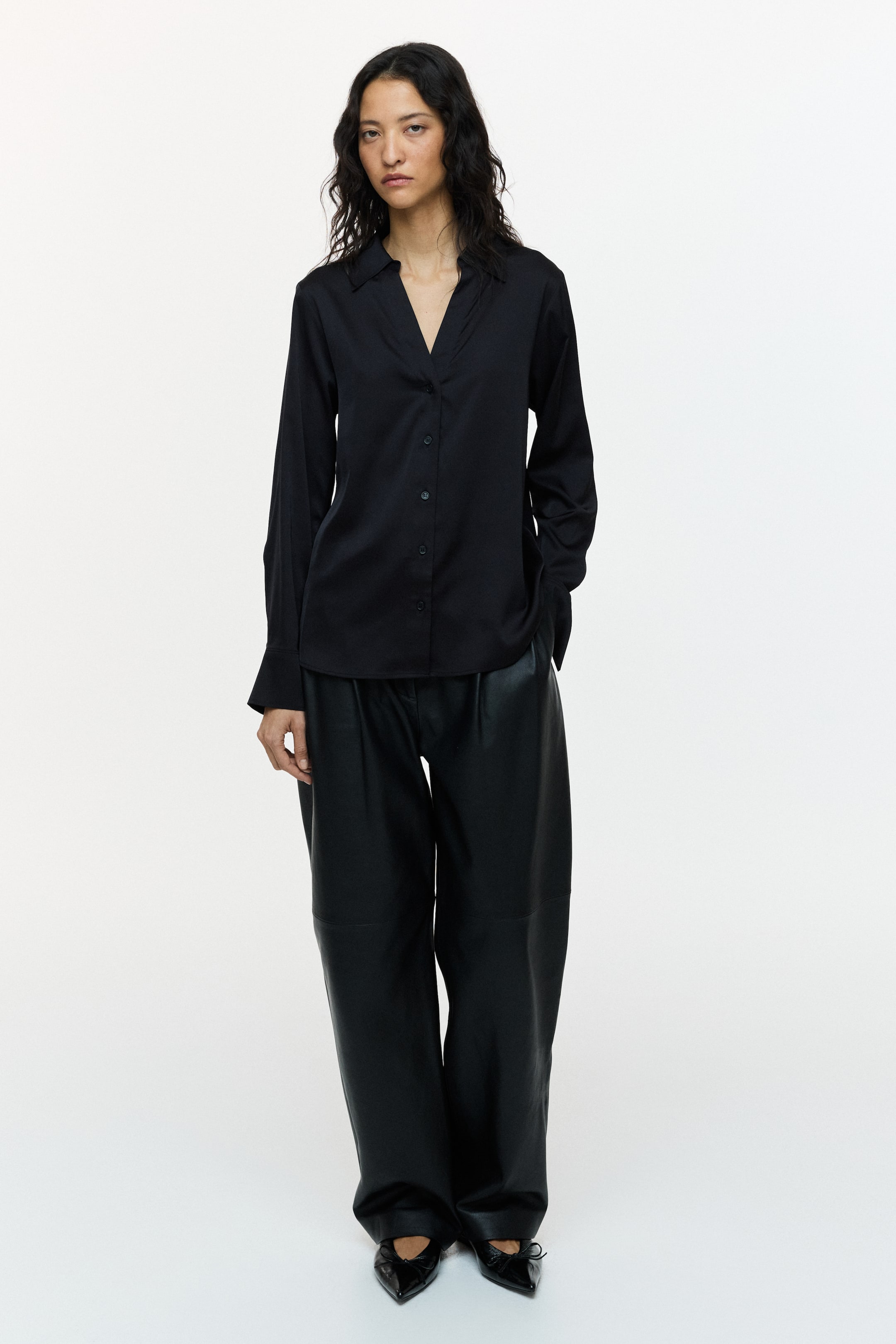 Büyük resmi görüntüle: V Yakalı Bluz - Siyah - KADIN | H&M TR 1