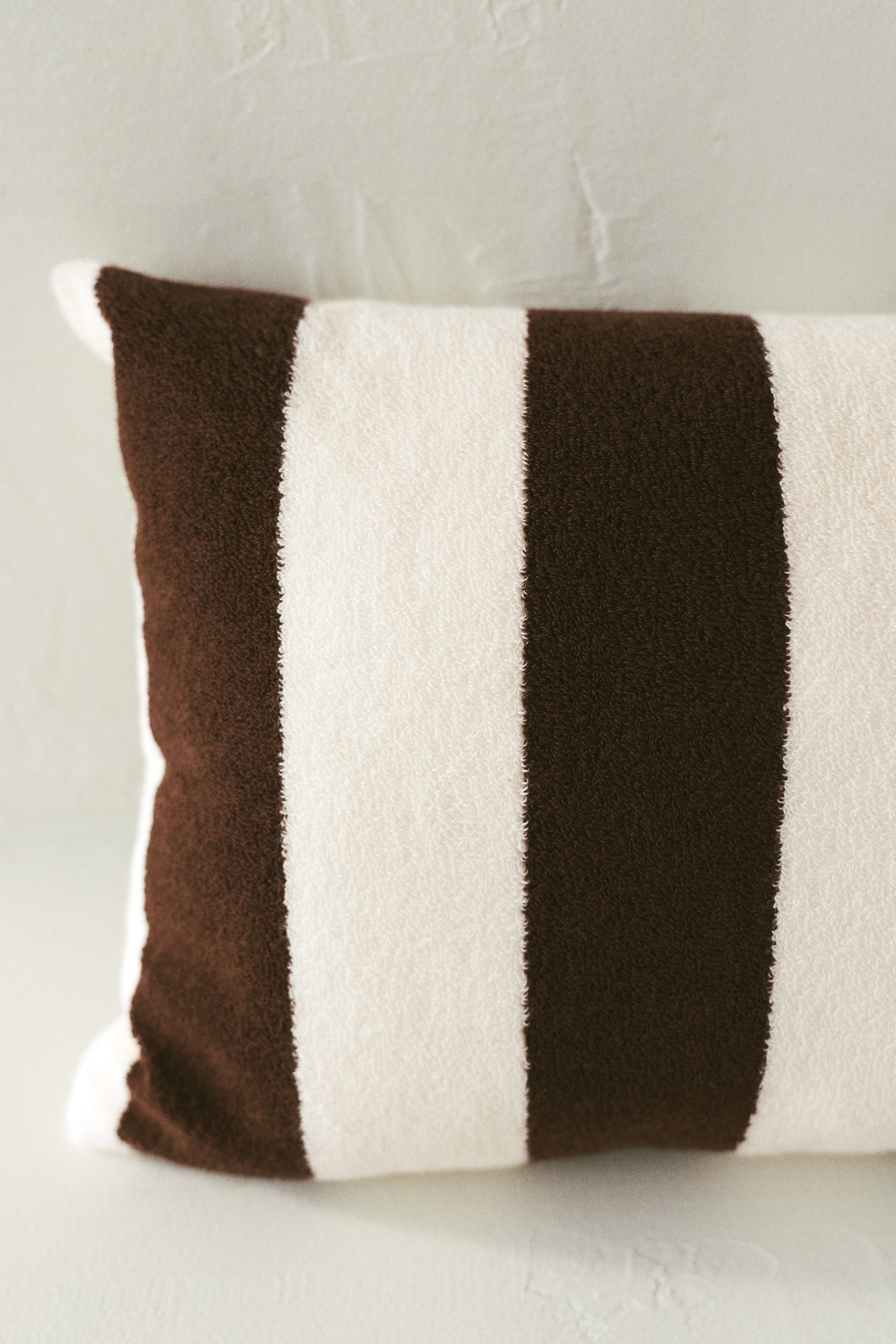 Agrandir l'image: Coussin de plage en tissu éponge - Blanc/rayures marron foncé - Home All | H&M FR 1