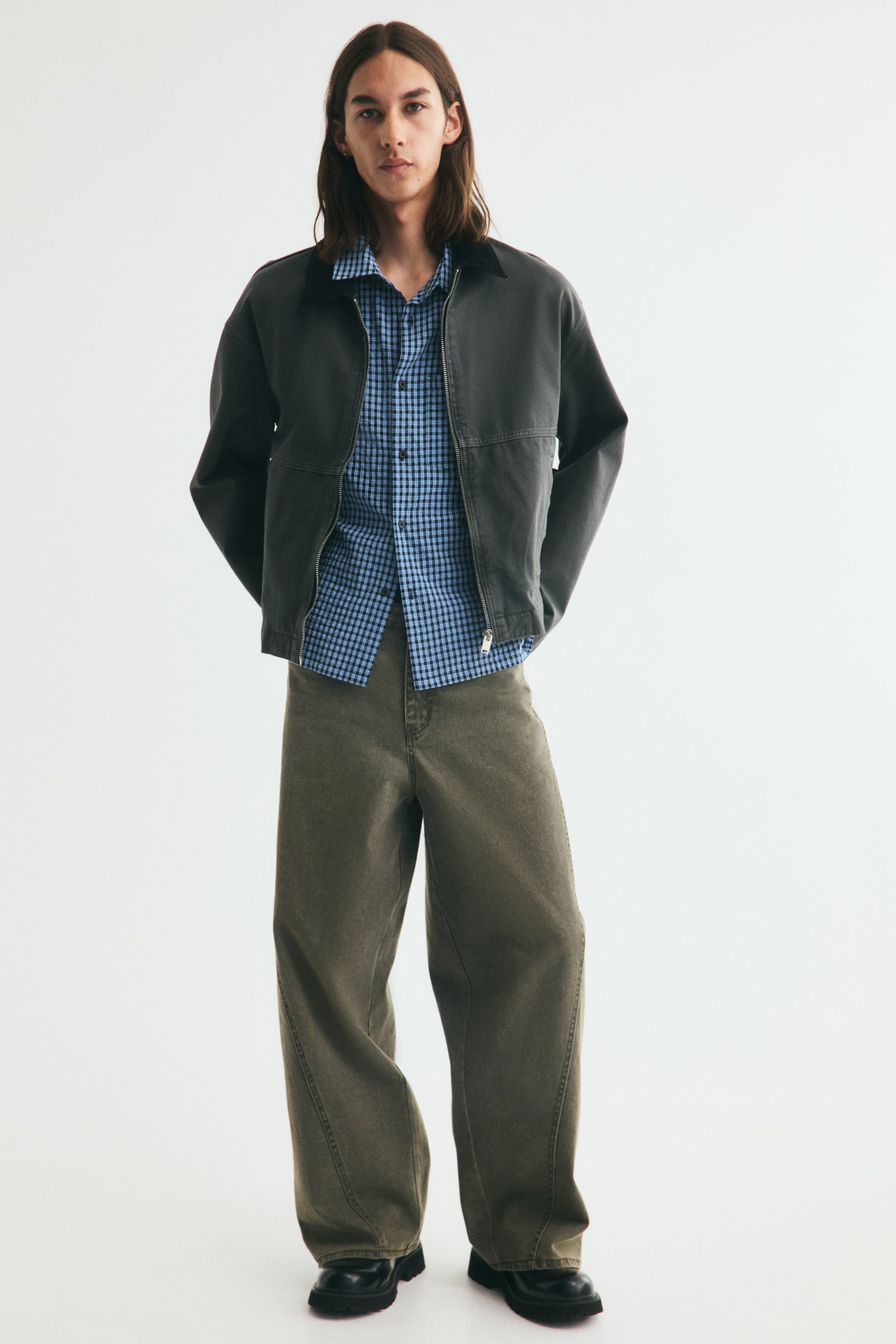 Ver imagen más grande: Los jeans de 5 bolsillos en verde oliva, con cintura regular, pernera ancha y corte holgado con espacio extra en toda la pierna, los lleva la modelo. Los jeans muestran costuras retorcidas en la pernera y se acumulan en el tobillo.