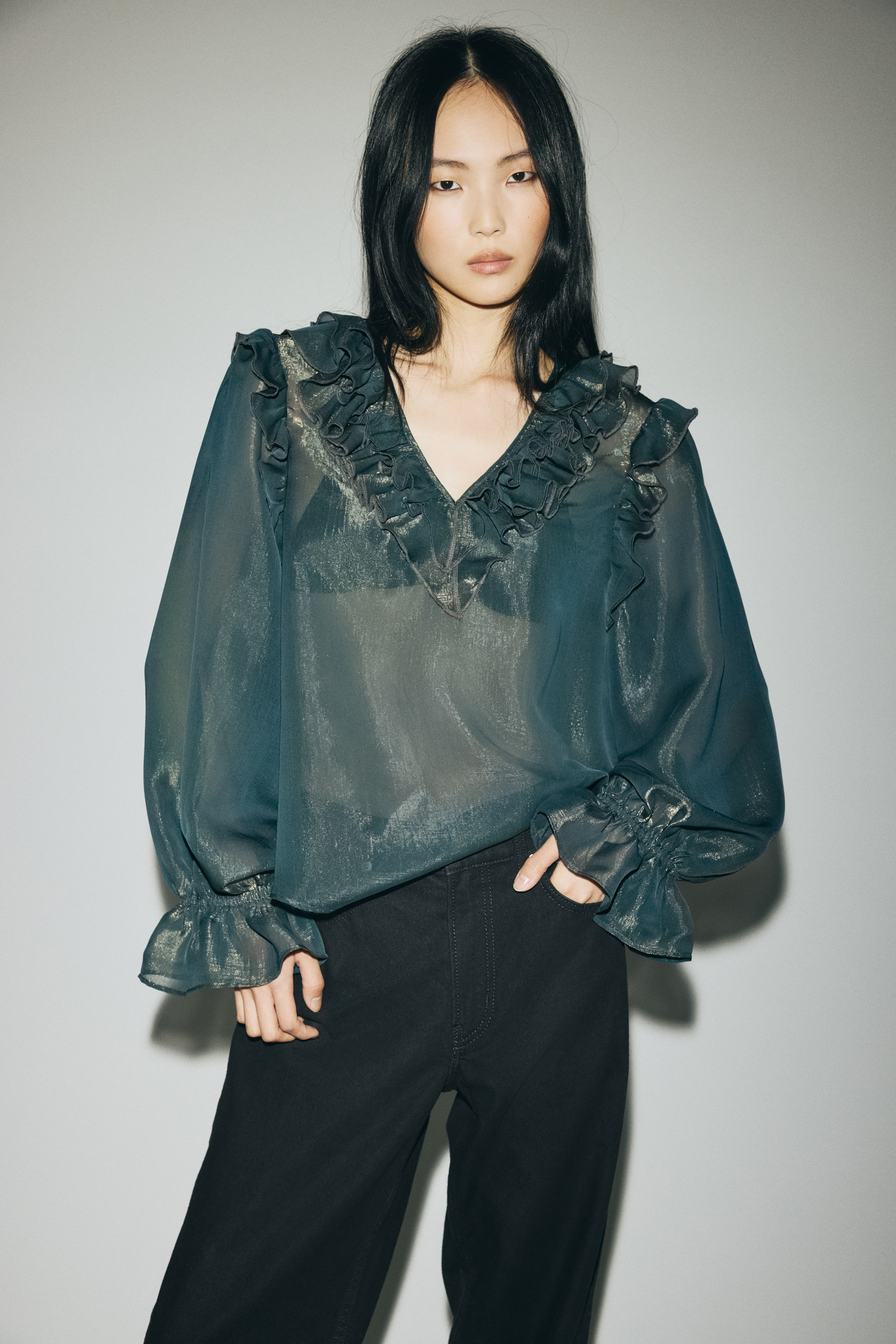 Agrandir l'image: Frill-trimmed blouse - Vert olive foncé - FEMME | H&M FR 1