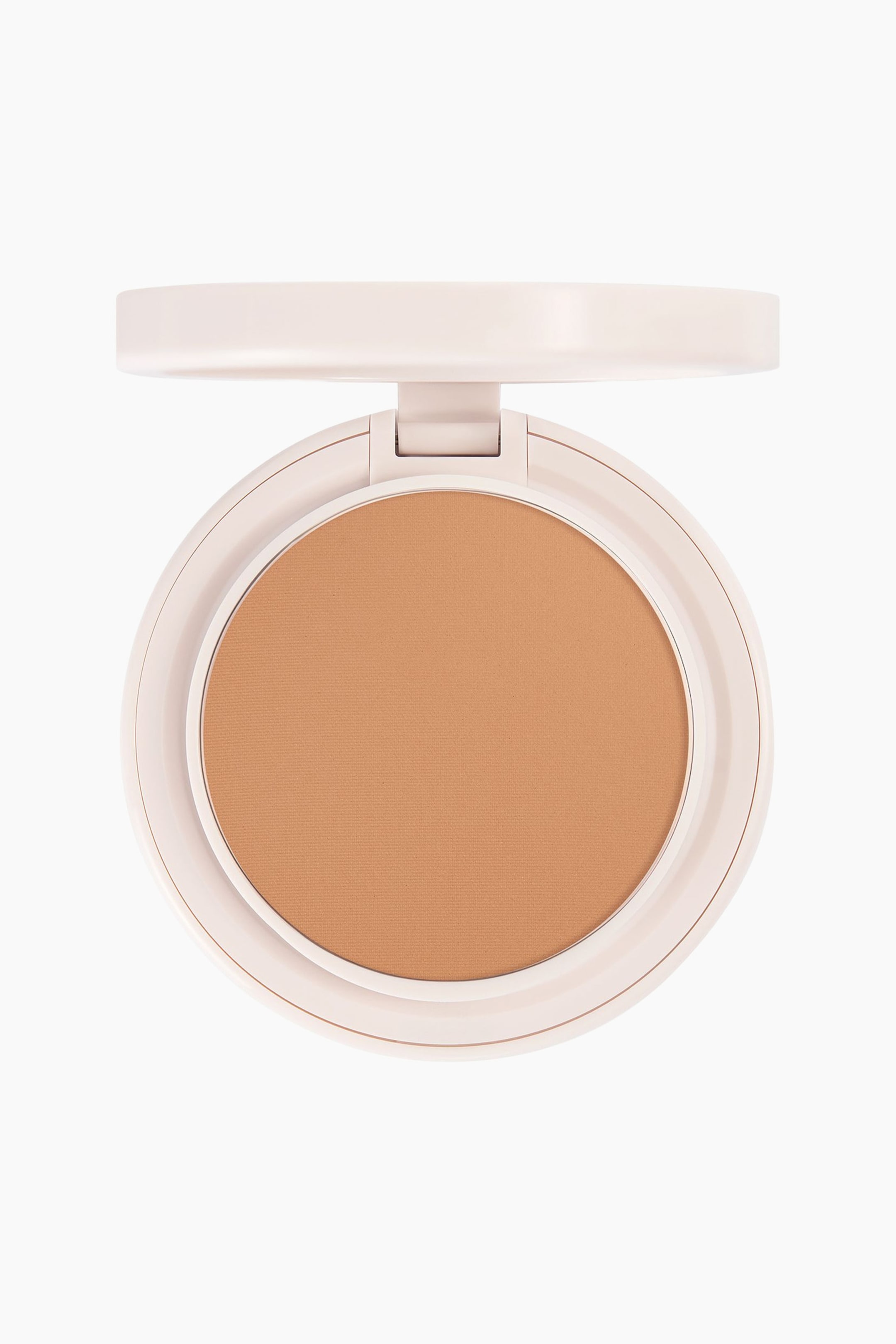Se større billede: Natural Blur Powder Foundation vises i en åben, rund, lysebeige kompakt, der vender direkte fremad. Kompakten viser en cirkulær beholder med glat, medium-tan presset pudder.