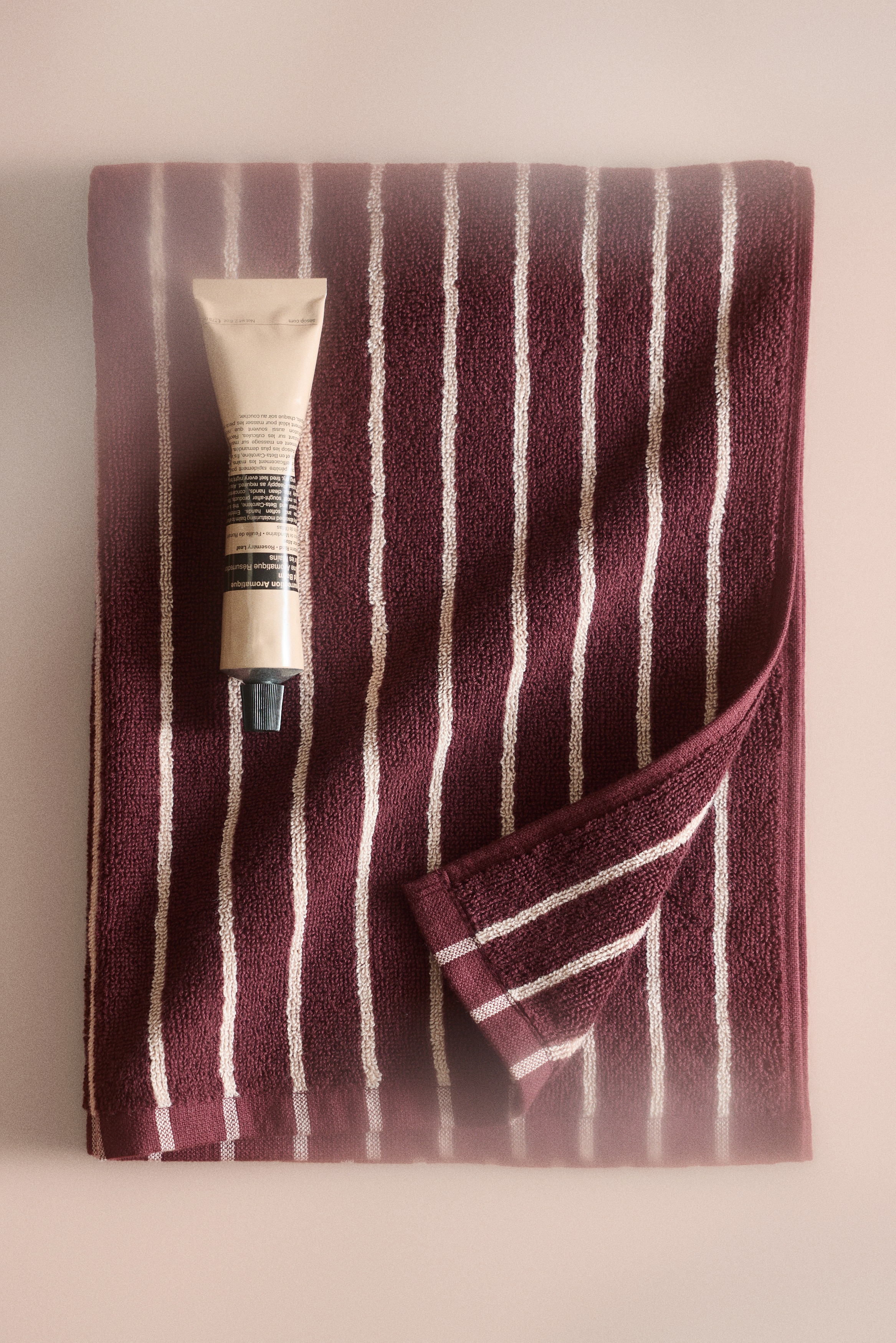 Serviette rayée - Bordeaux/rayures rose clair/Bleu clair/rayures rouge foncé/Rose clair/rayures bordeaux/Blanc/rayures marron/Taupe clair/rayé/Blanc/rayures beige foncé/Bleu clair/rayures beiges/Gris clair/rayures bleues