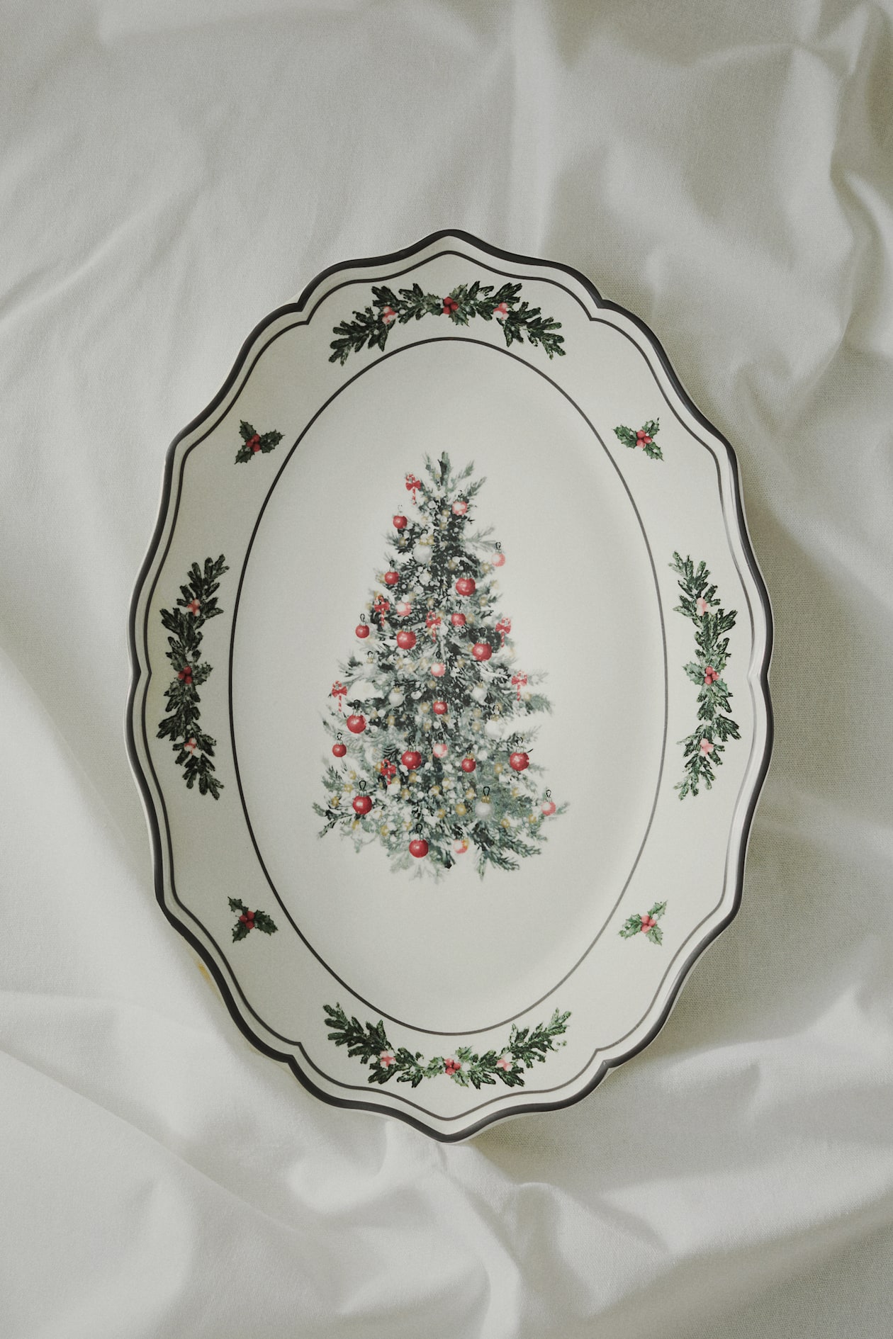 Large porcelain serving plate - White/Christmas - Home All | H&M GB