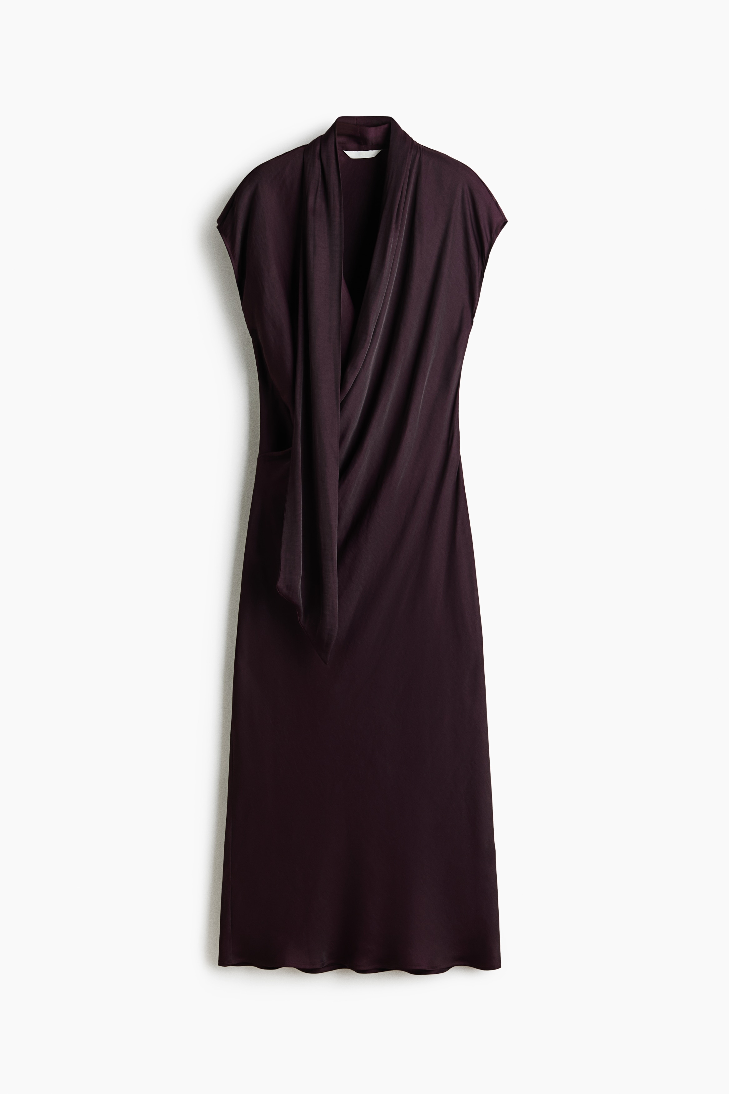 O rochie din satin de un mov Ã®nchis este prezentatÄ din faÈÄ, evidenÈiind un decolteu adÃ¢nc Ã®n V, un model petrecut drapat Ã®n faÈÄ Èi mÃ¢neci scurte tip cap. Rochia este accesorizatÄ cu o eÈarfÄ asortatÄ ataÈatÄ, Ã®nfÄÈuratÄ Ã®n jurul gÃ¢tului, punÃ¢nd Ã®n valoare ÈesÄtura de satin cu cÄdere fluidÄ Èi delicatÄ.