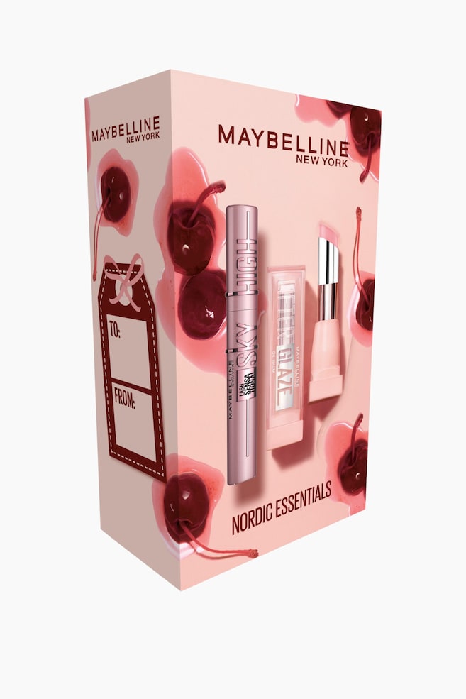 En lyserÃ¸d gaveÃ¦ske fra Maybelline New York stÃ¥r i en trekvart vinkel og viser en metallic lyserÃ¸d mascara-tube og en lyserÃ¸d lip balm pÃ¥ forsiden. Ãsken fremhÃ¦ver illustrationer af blanke kirsebÃ¦r i sirup og har et brunt gavekort med "Til:" og "Fra:" pÃ¥ sidepanelet. - 1