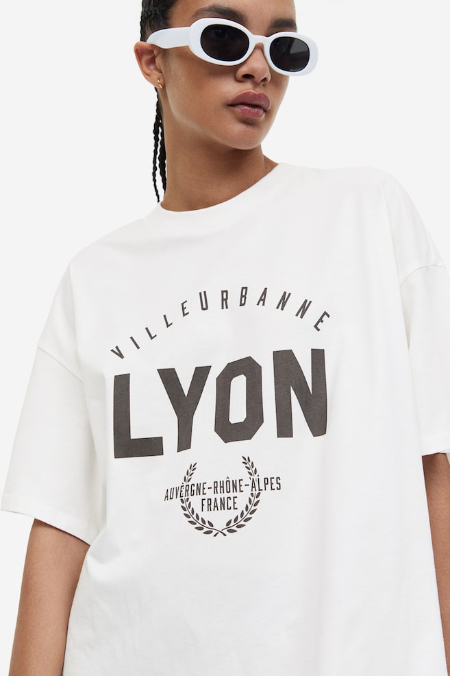 Oversized T-shirt med tryck - Crèmevit/Lyon/Vit/Racing/Ljusgrön/Inhale Exhale/Svart/Motorcar club/dc - 3
