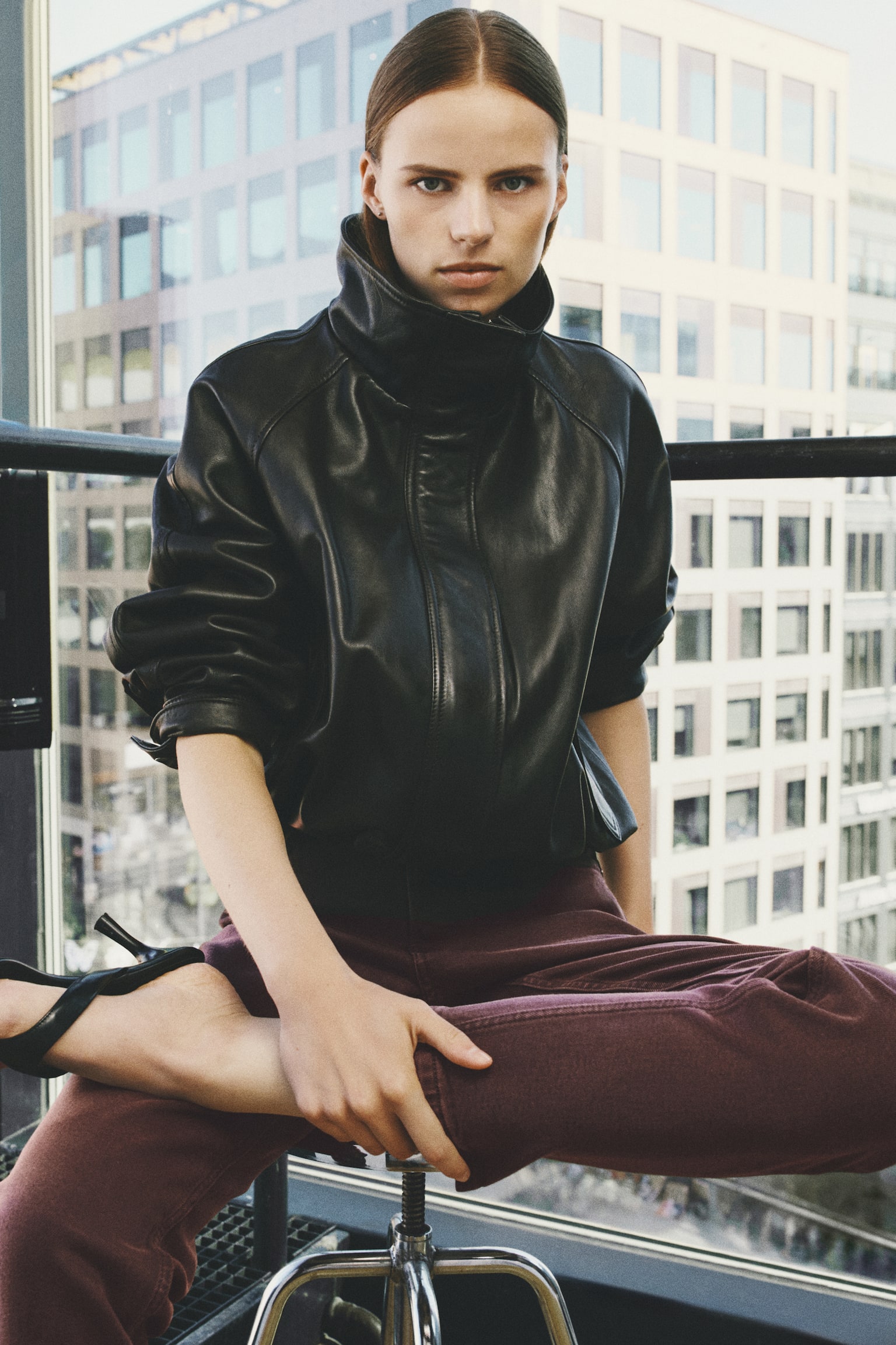 Женские джинсы H&M Straight Regular Waist, цвет: Бордовый — фото 3