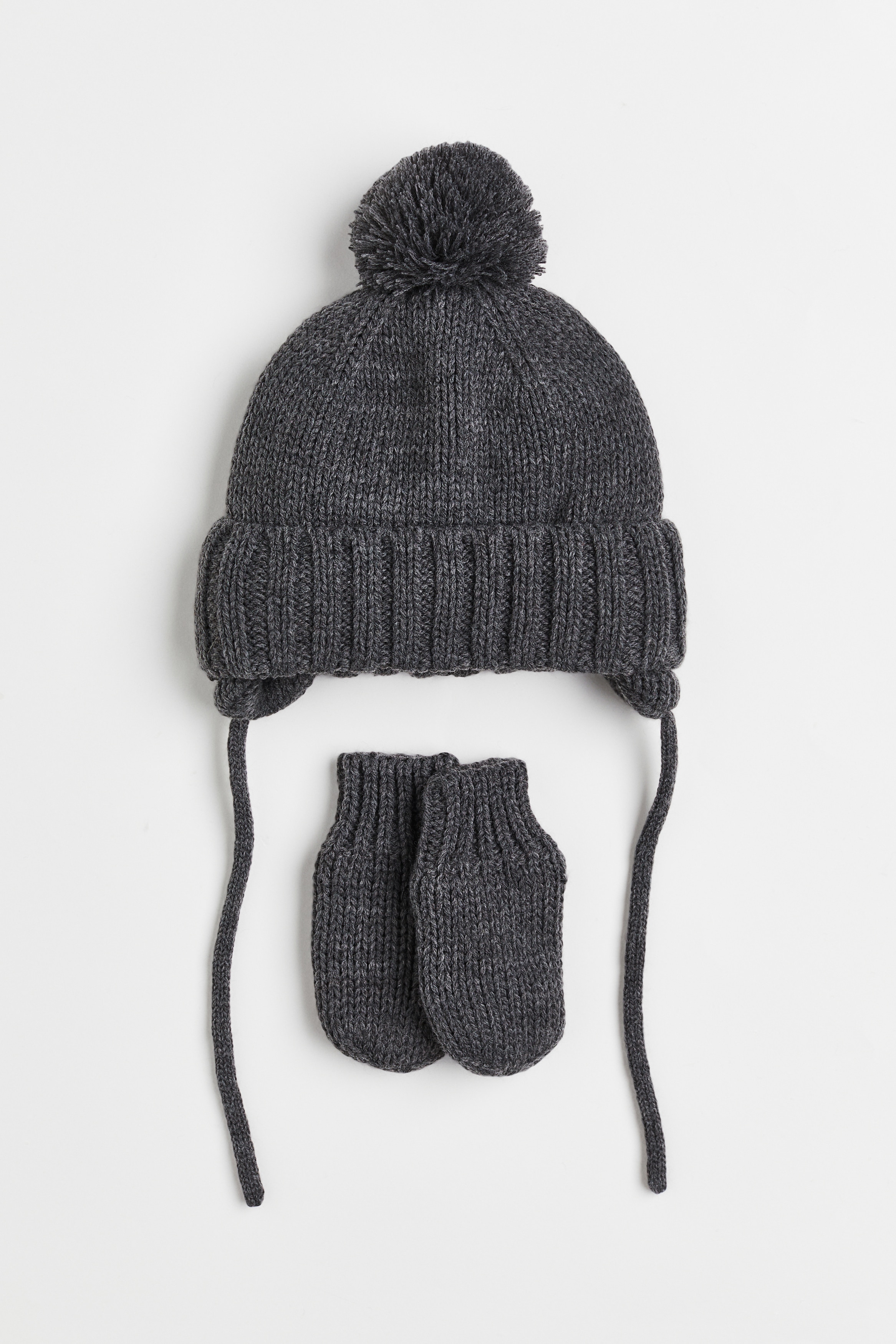 Knitted 2-piece setModel