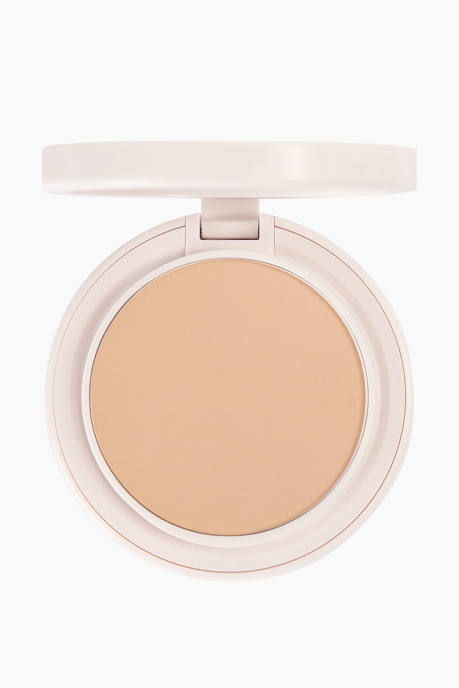 Natural Blur Powder Foundation ligger Ã¶ppen i ett runt, blekrosa puderetui och visar ett jÃ¤mnt, pressat puder i en ljus beige nyans sett framifrÃ¥n.