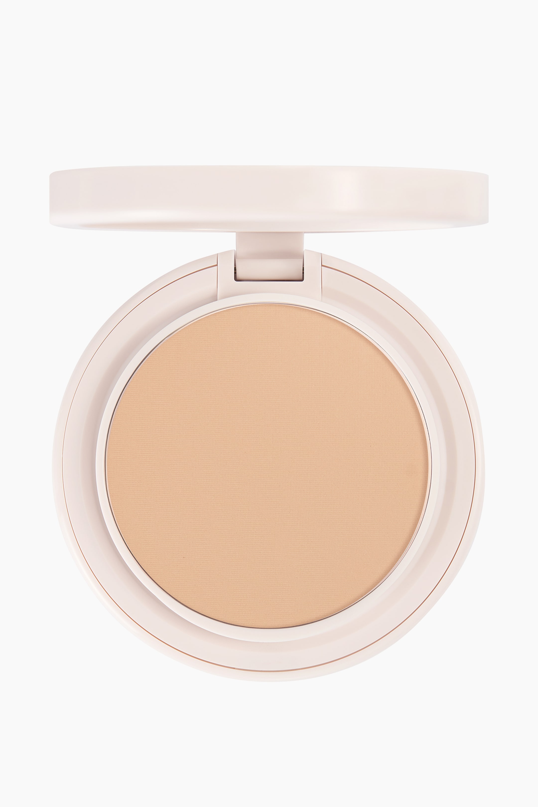 Se større billede: Natural Blur Powder Foundation ligger åben i et rundt, lyserosa kompaktetui og viser et glat, presset pudder i en lys beige nuance set fra forfra.