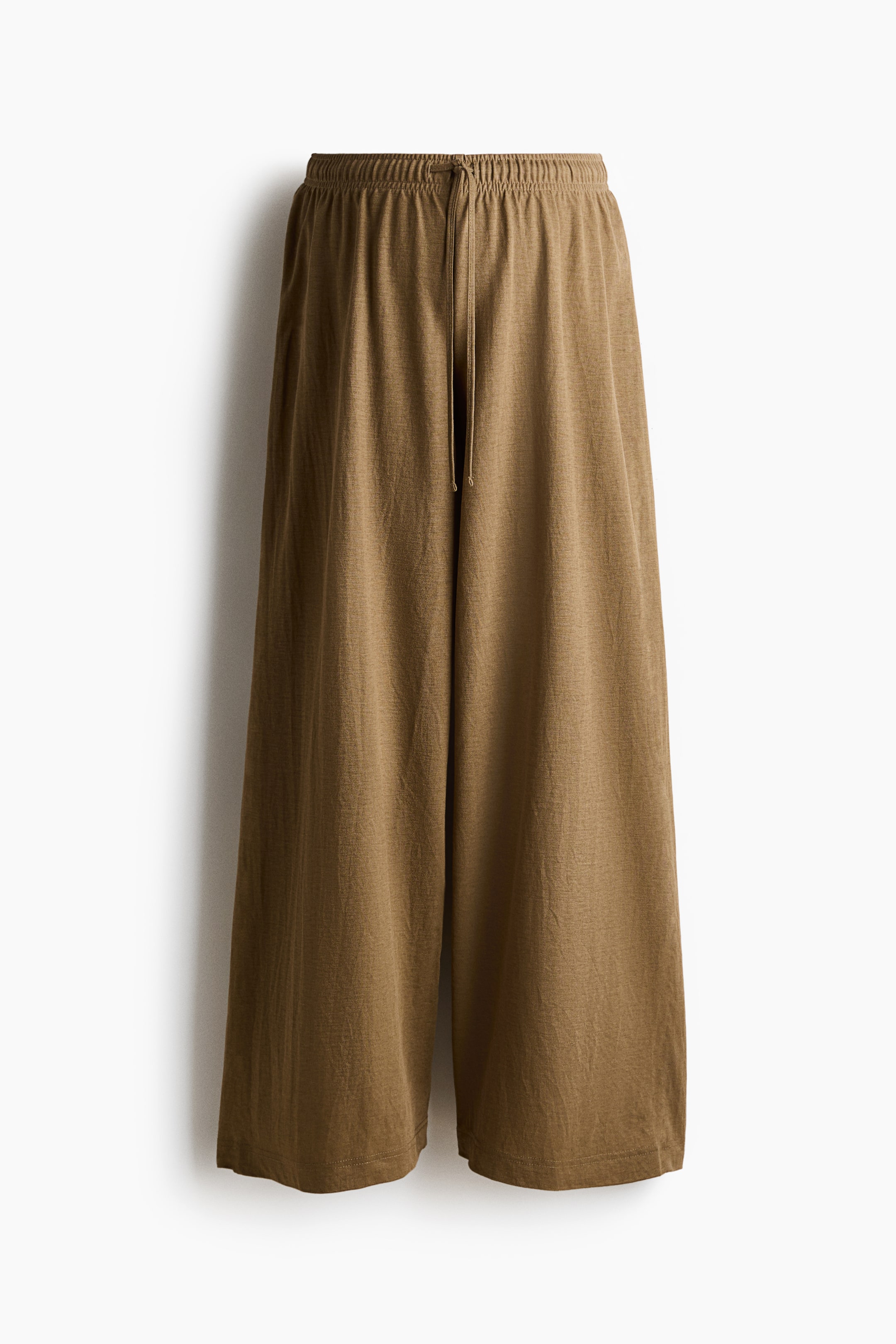 Voir une image plus grande: Pantalon tissé marron à coupe ample, doté d'une taille basse avec élastique recouvert et d'un cordon de serrage étroit à l'avant, ainsi que de jambes larges.