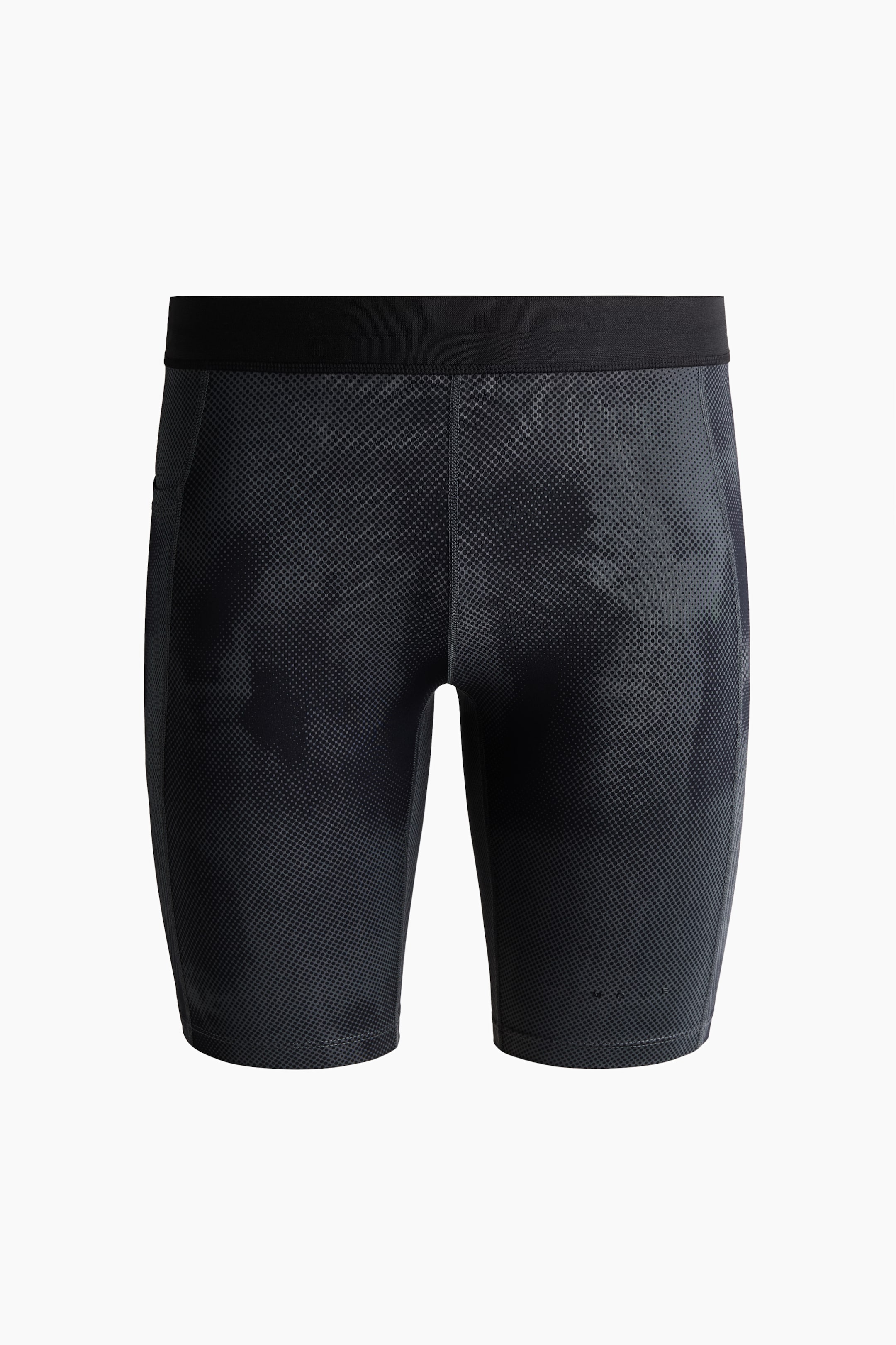 Ampliar la imagen: Shorts de corrida con DryMove? presentan la parte FRONTAL, mostrando una tela gris oscuro con un sutil patrón de cuadrícula en toda la prenda y acentos de camuflaje tenue. Están equipados con una ancha pretina elástica negra sólida y costuras planas visibles a lo largo de los costados y el interior de los muslos.