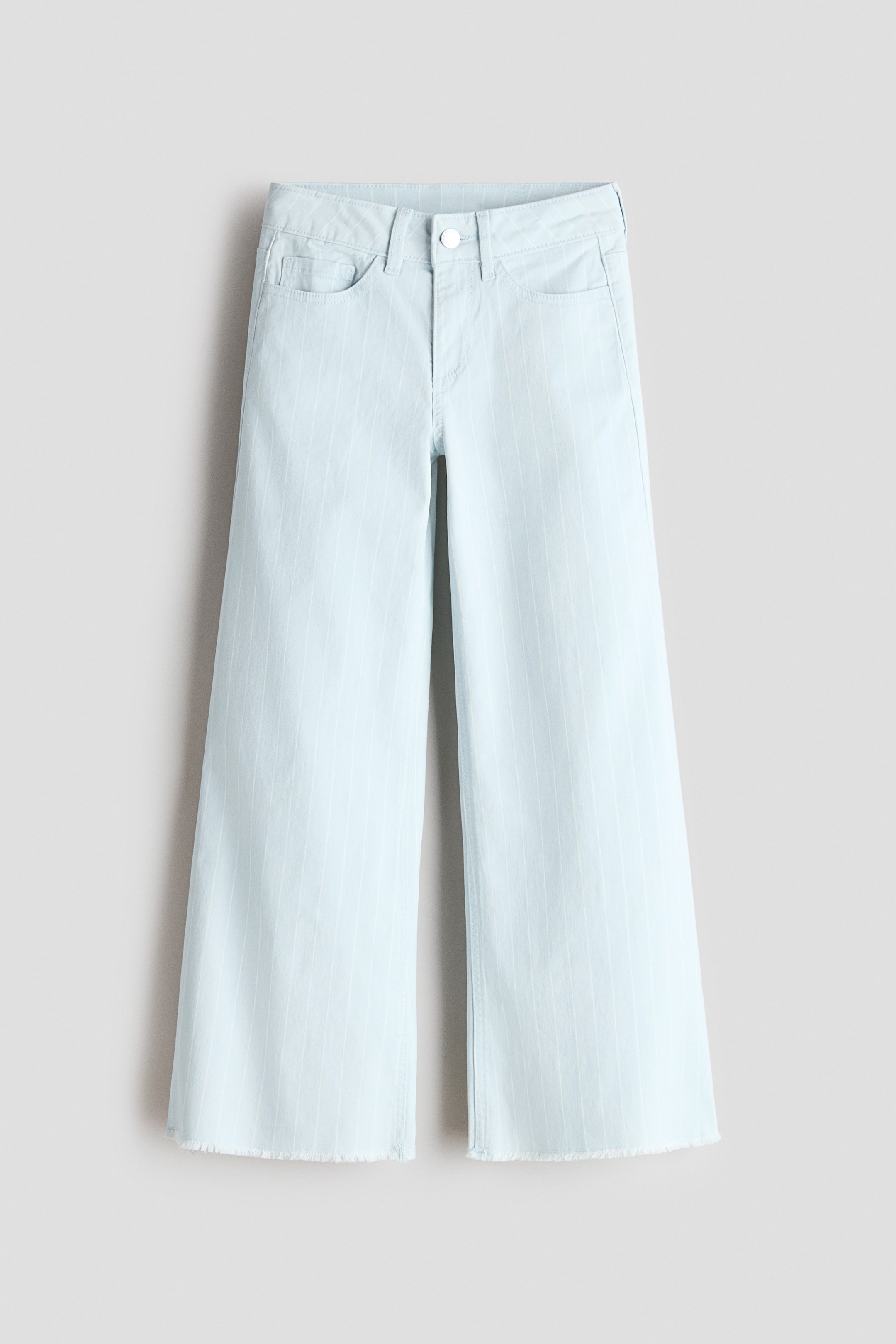 View larger image: 5-pocket seluar dalam kapas twill lembut biru muda dipamerkan dari HADAPAN, menampilkan jalur pin halus menegak. Direka dengan potongan longgar di bahagian pinggul dan paha dengan kaki lebar, zip fly dengan butang, dan elastik boleh laras di pinggang. Hujungnya disiapkan dengan tepi berjumbai.