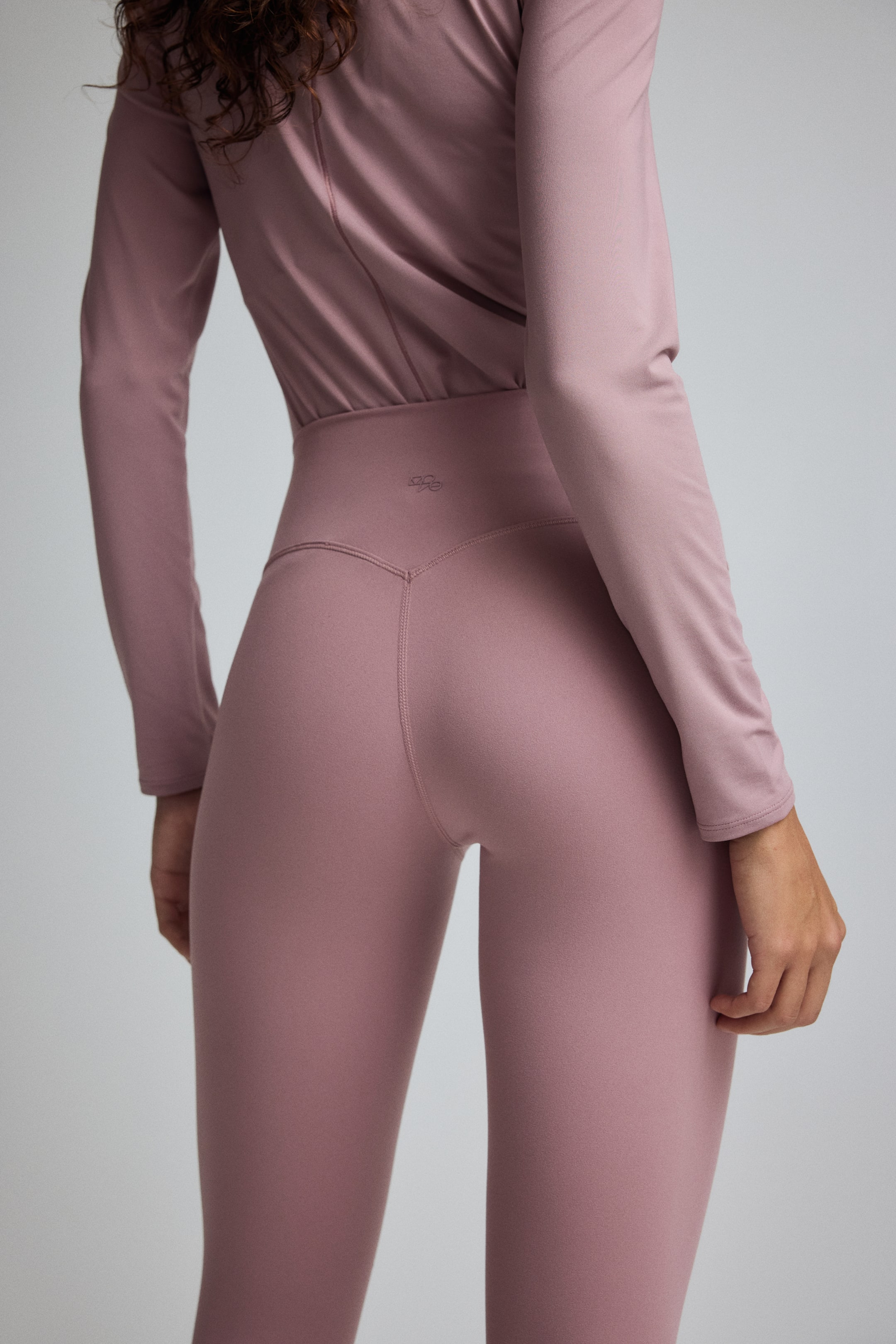 הצגת תמונה גדולה יותר: מכנסי טייץ ספורט SoftMove™‎ - ורוד מאובק - Ladies | H&M IL 3