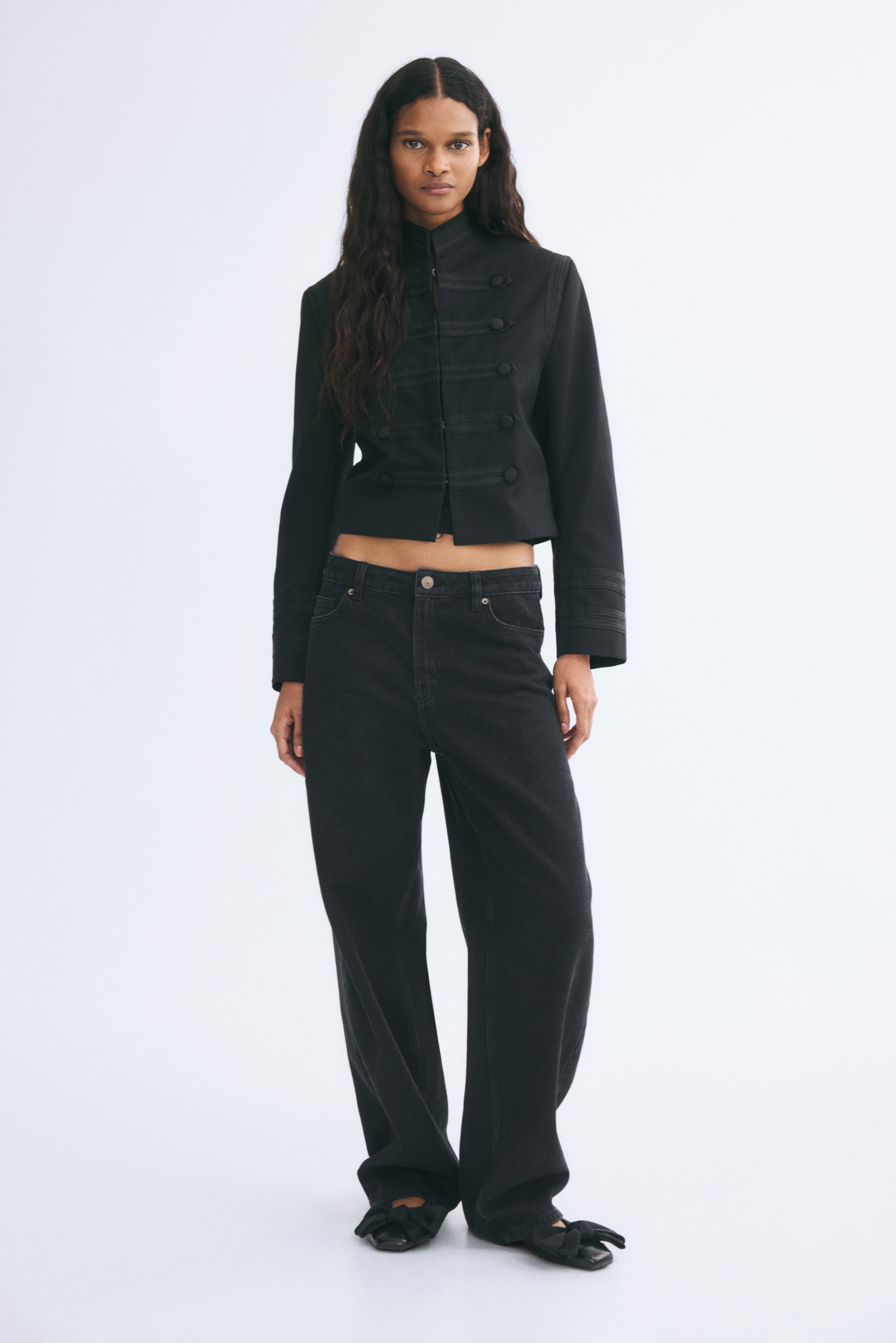 Má»t chiáº¿c quáº§n jeans Äen ÄÆ°á»£c chá»¥p tá»« phÃ­a trÆ°á»c, thá» hiá»n phom dÃ¡ng á»ng Äá»©ng thoáº£i mÃ¡i vá»i hiá»u á»©ng wash. Quáº§n ÄÆ°á»£c thiáº¿t káº¿ kiá»u 5 tÃºi cá» Äiá»n, cÃ³ Äá»a tháº¯t lÆ°ng vÃ  khÃ³a cÃ i nÃºt kim loáº¡i á» cáº¡p quáº§n.