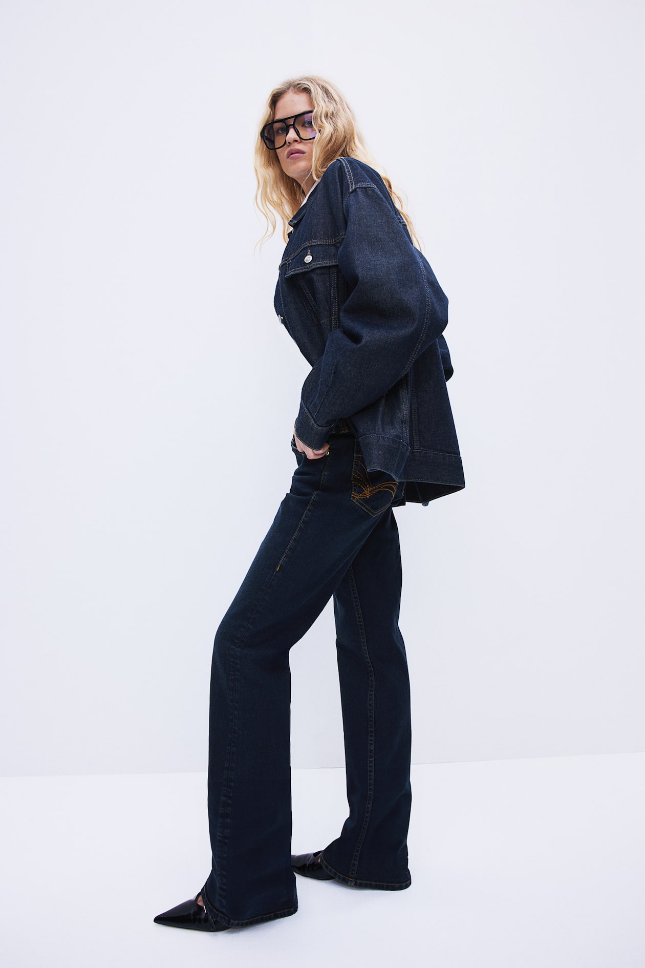 Flared Low Jeans - Niedriger Bund - Lang - Dunkles Denimblau 