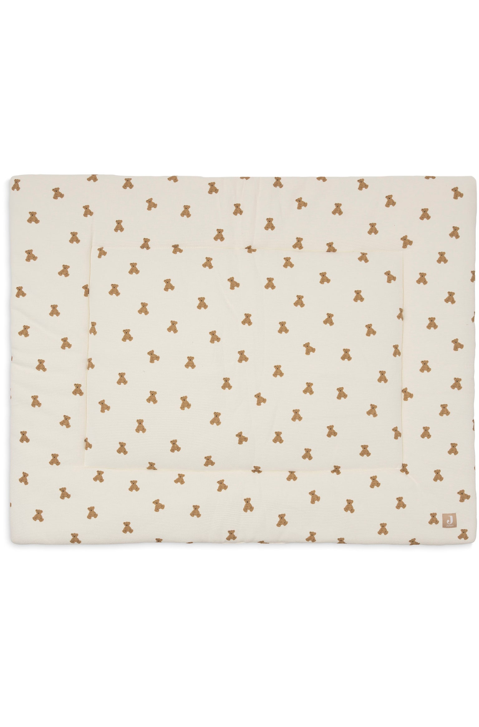 Un tapis de jeu matelassÃ© rectangulaire de couleur crÃ¨me prÃ©sente un motif rÃ©pÃ©titif de petits ours en peluche marron. Le tapis arbore une bordure rectangulaire cousue, en retrait par rapport Ã  ses bords, ainsi quâune petite Ã©tiquette logo carrÃ©e dans le coin infÃ©rieur droit.