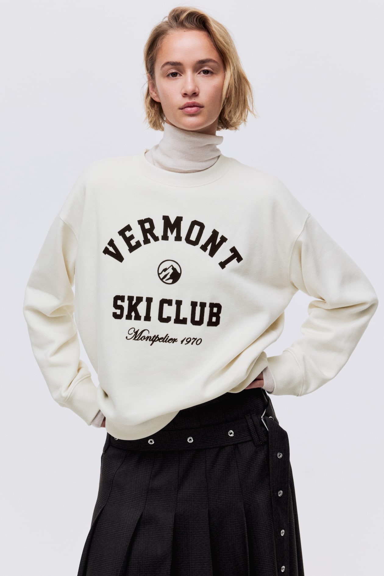 Sweatshirt with Text Motif - image 4