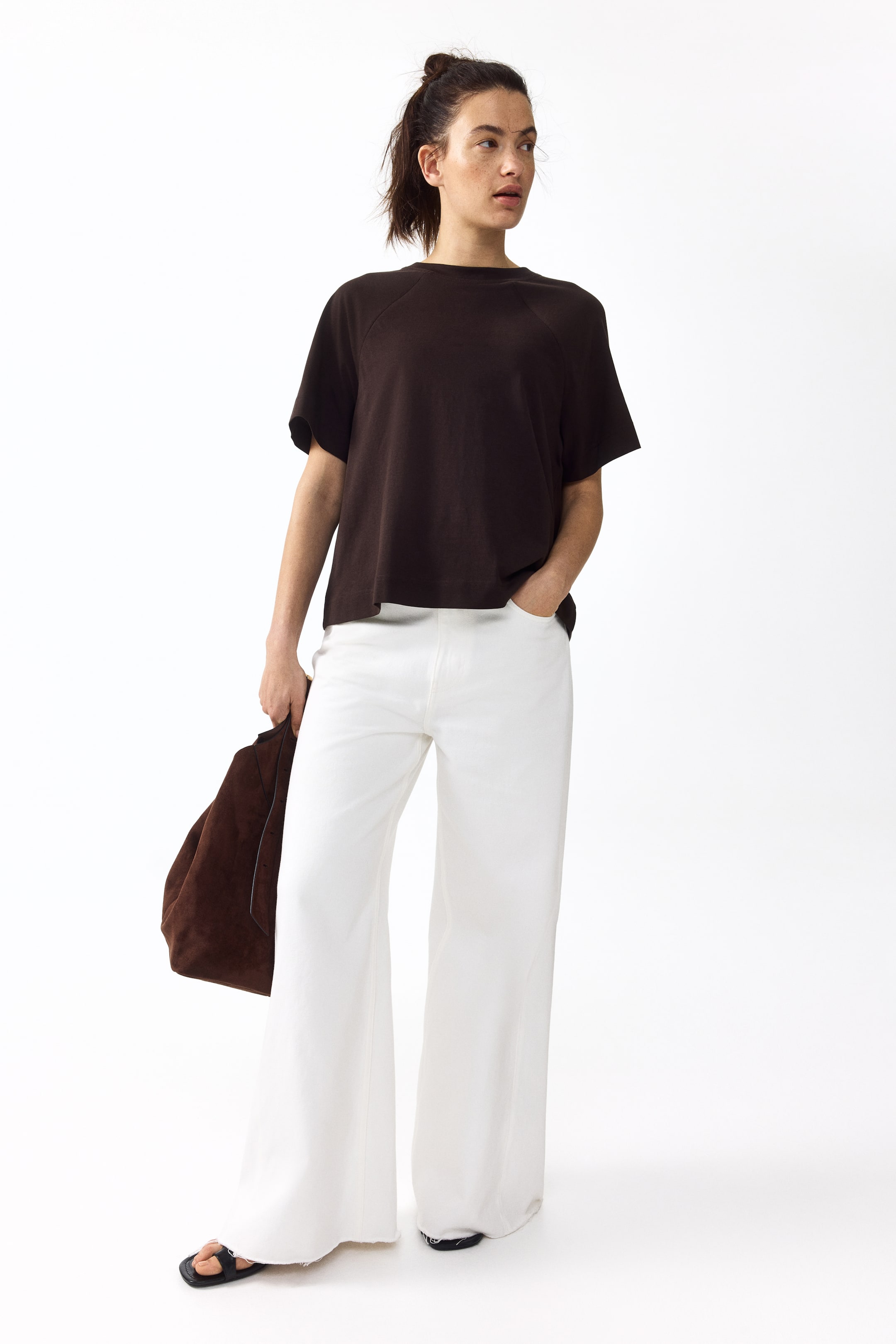 Visa större bild: En mörkbrun t-shirt med rund halsringning, korta raglanärmar och en lös, något kortare passform med rak nederkant.