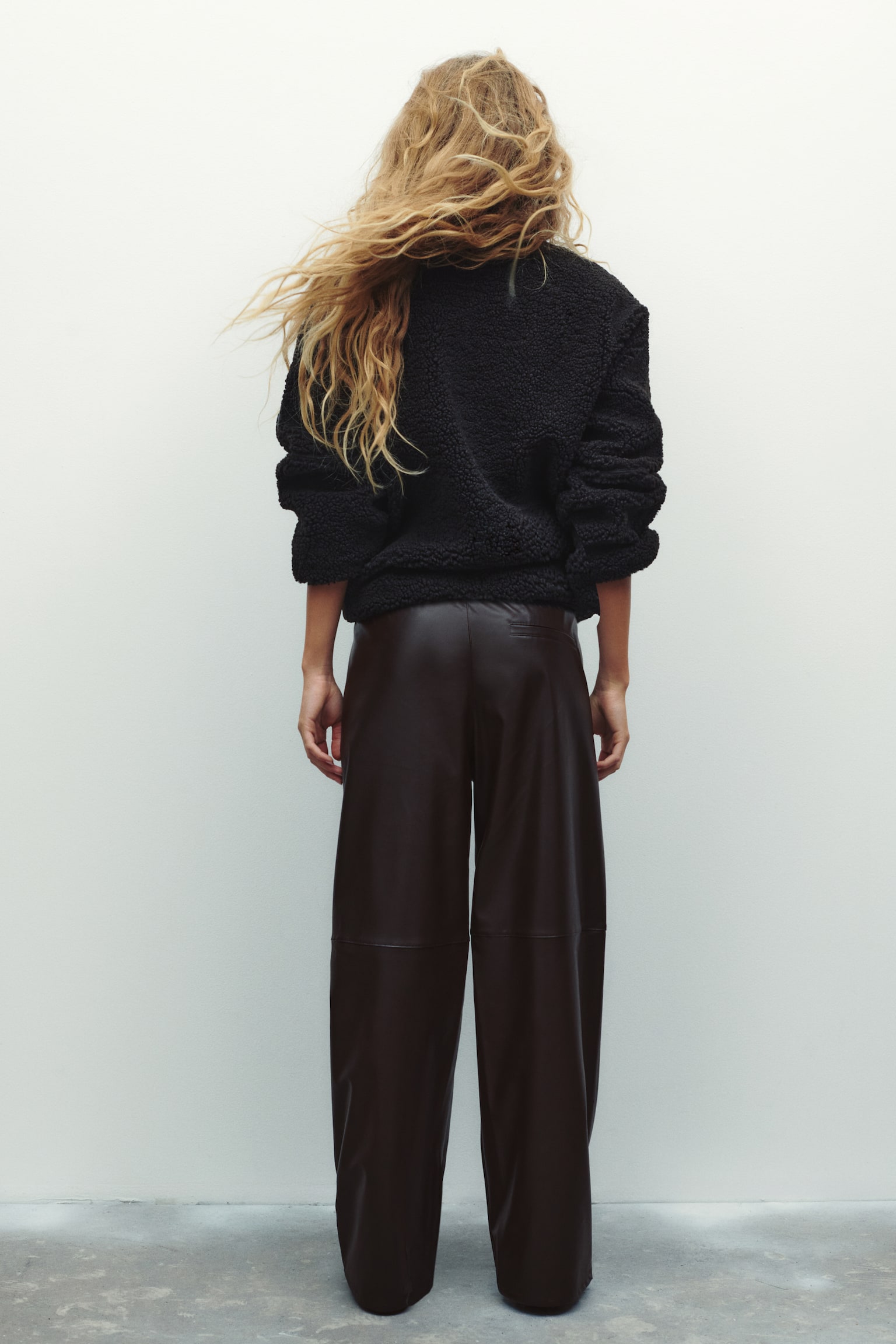 Женские брюки H&M Wide-Leg Coated, цвет: Тёмный коричневый — фото 4