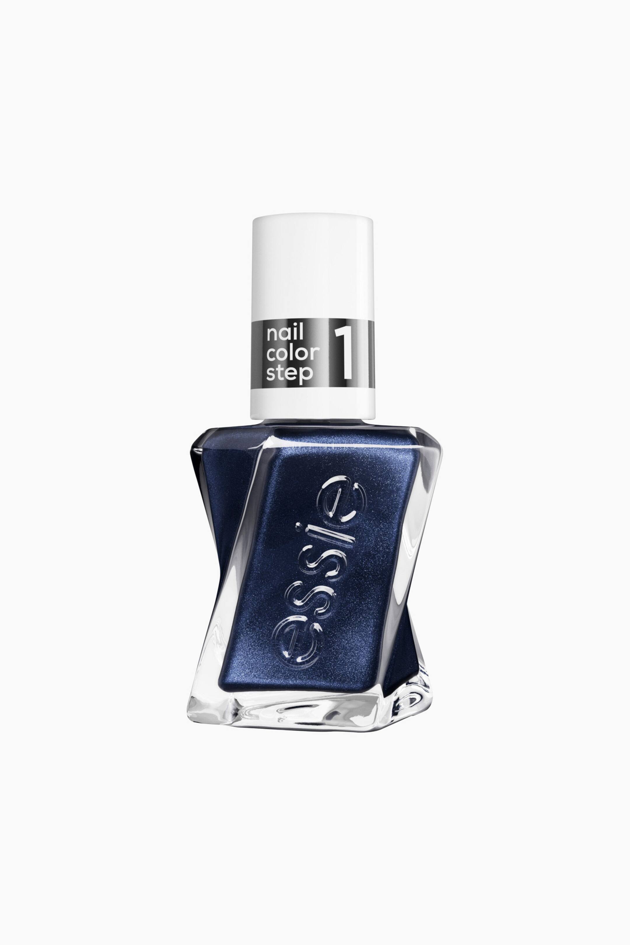 Größeres Bild ansehen: Eine dunkelblaue metallische Nagellackflasche steht aufrecht und nach vorne gerichtet. Sie verfügt über einen einzigartig verdrehten klaren Glaskörper mit dem eingeprägten Schriftzug "essie" auf der Vorderseite. Ein weißer Verschluss mit einem schwarzen Band, auf dem "nail color step 1" steht, bedeckt die Oberseite.