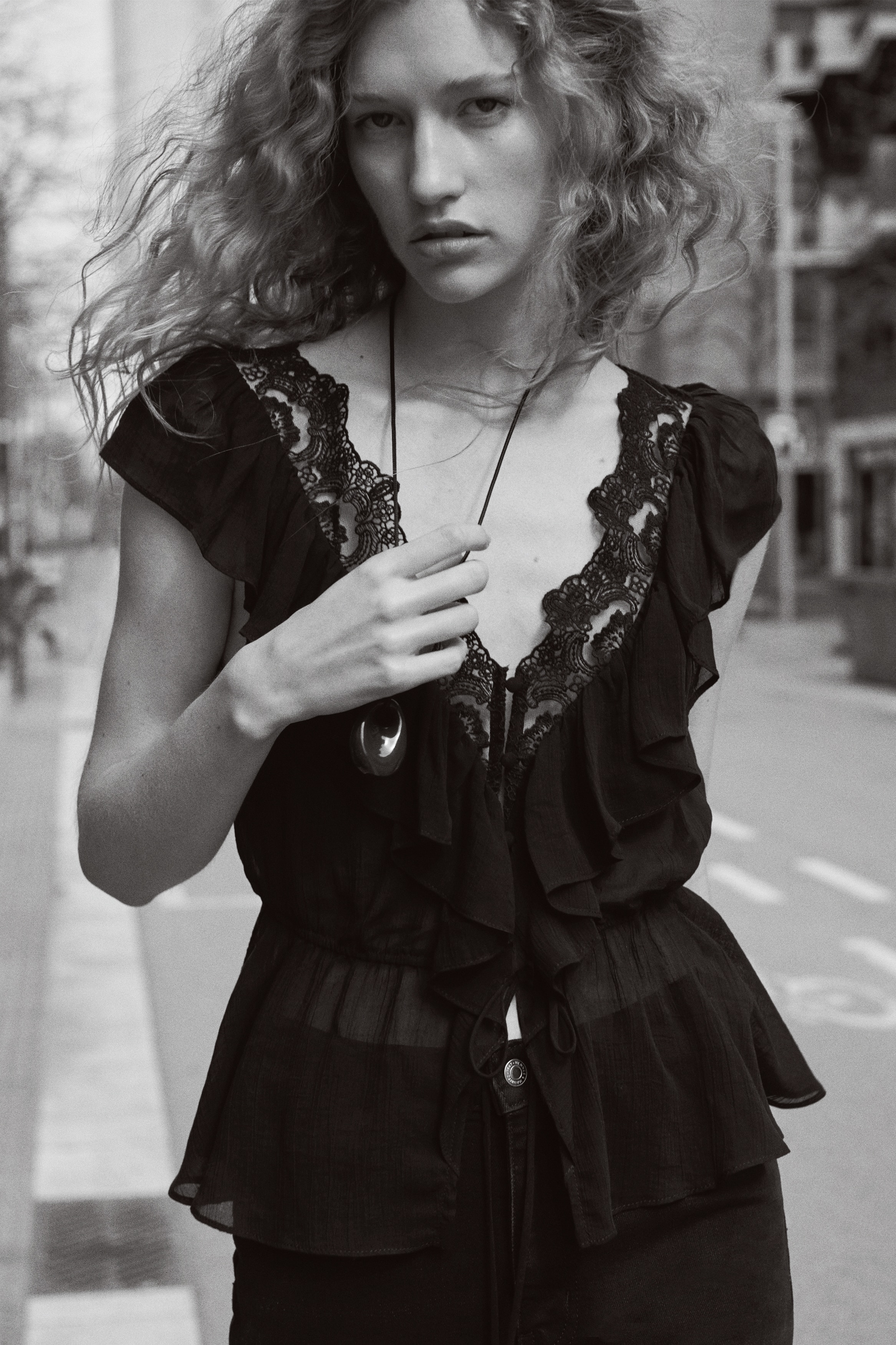 Topp i lyocell med volang - Svart