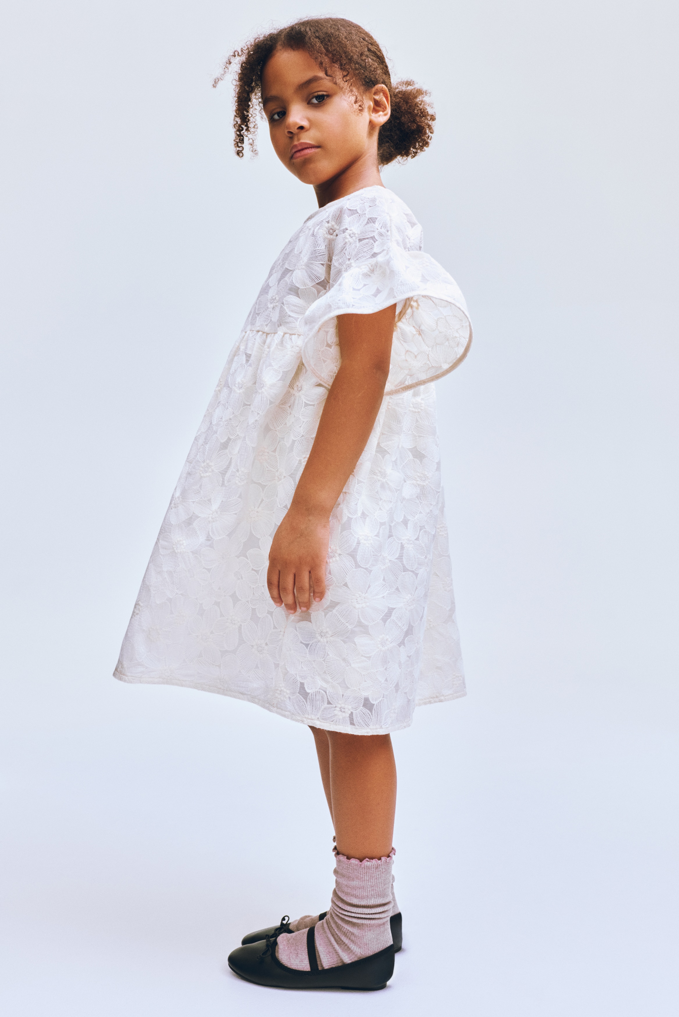 İşlemeli ve Volan Kollu Elbise - Krem