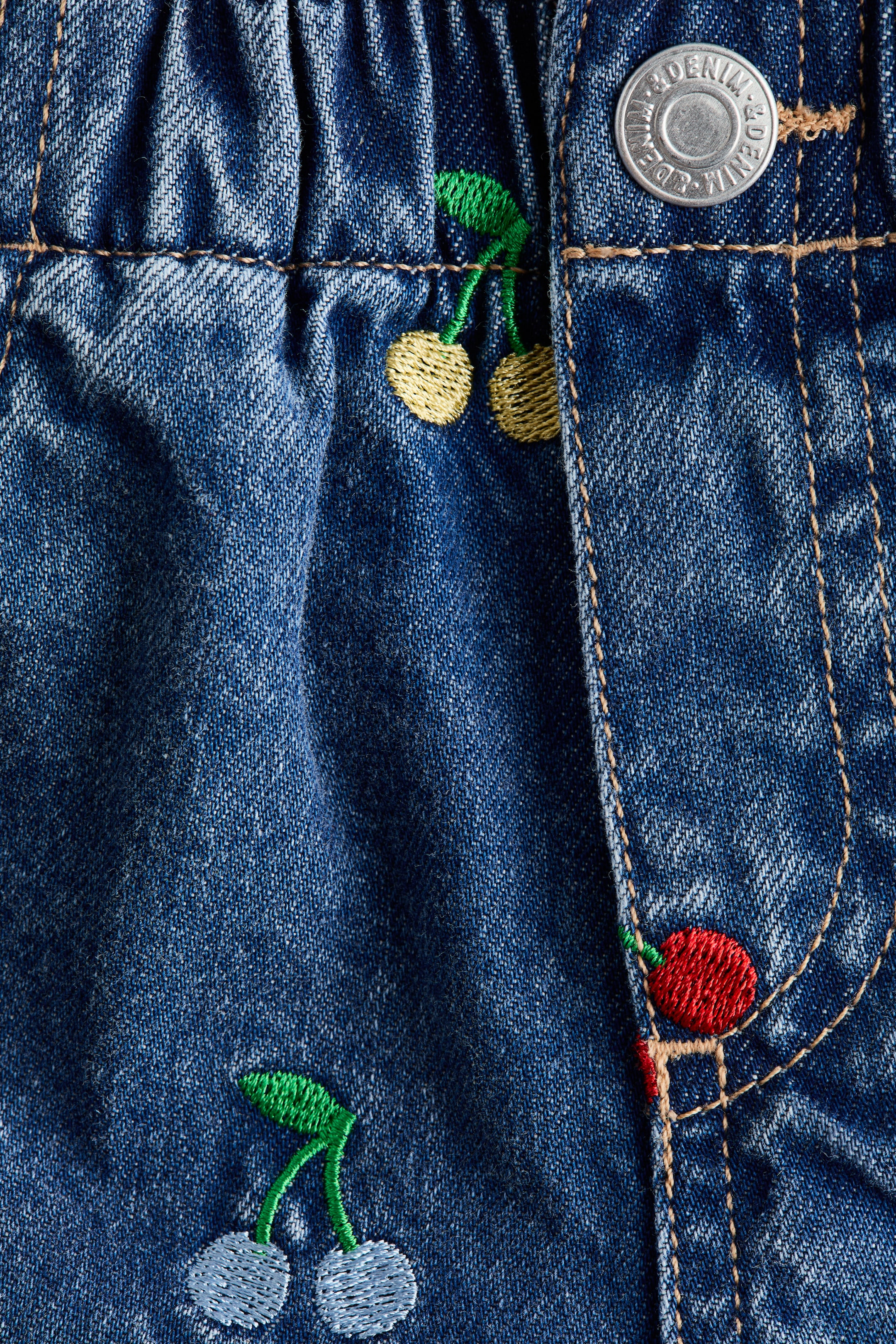 Short en denim à motifs brodés