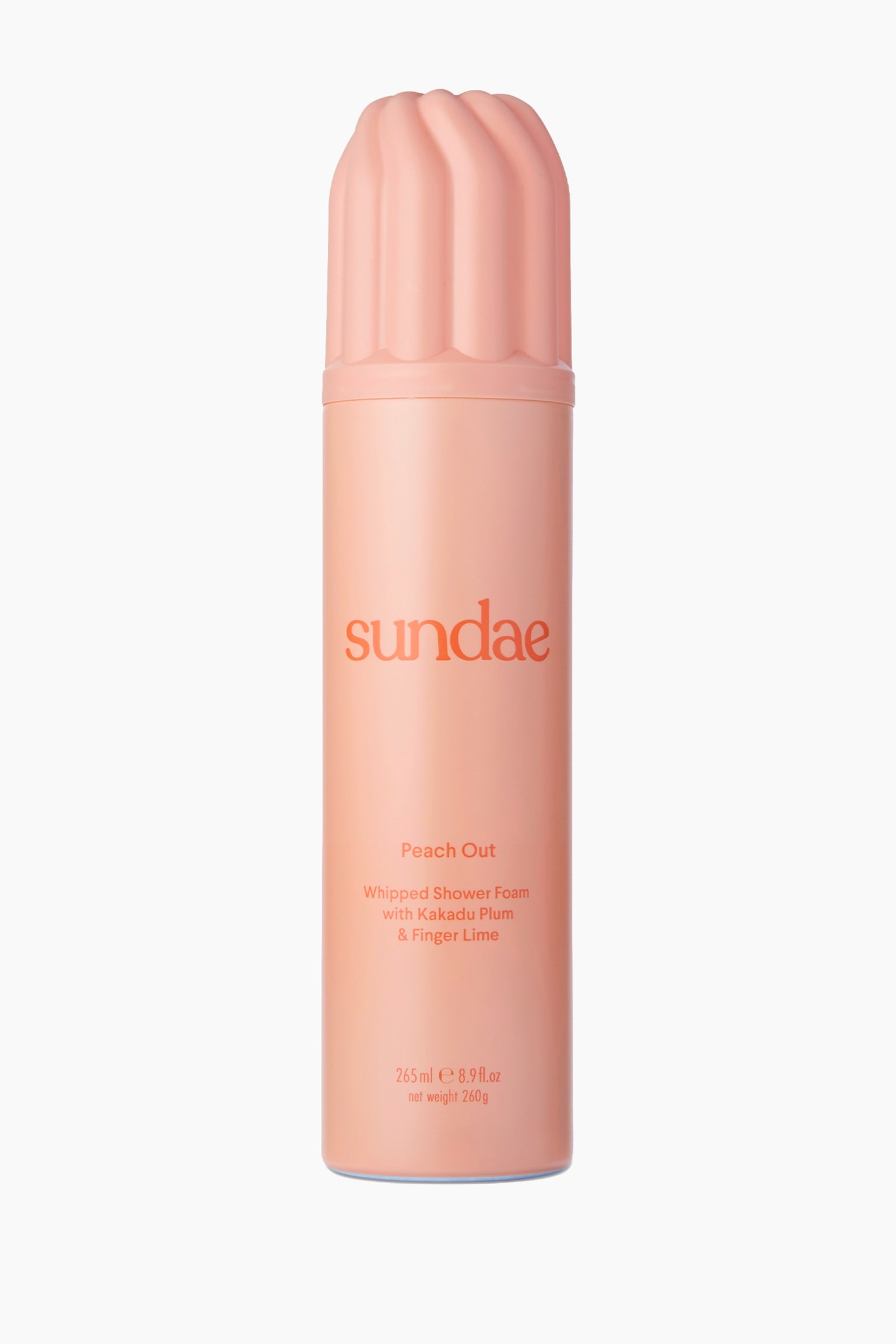 Peach Out Whipped Shower Foam stÃ¥r oppreist i en frontvendt visning, med en pastellferskenfarget sylinderformet beholder toppet med et matchende kuppelformet lokk som har vertikale, pisket krem-lignende ribber. Forsiden av beholderen viser merkenavnet Â«sundaeÂ» i oransje bokstaver over produktdetaljene Â«Peach Out Whipped Shower FoamÂ». - 1