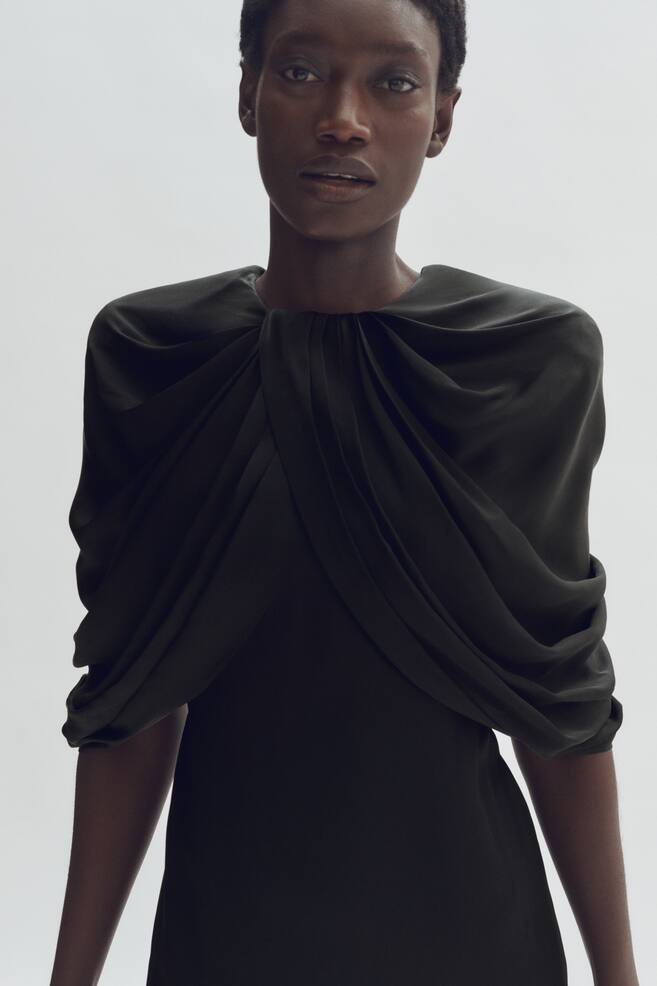 Vestido mini en satín drapeado - Negro - 4
