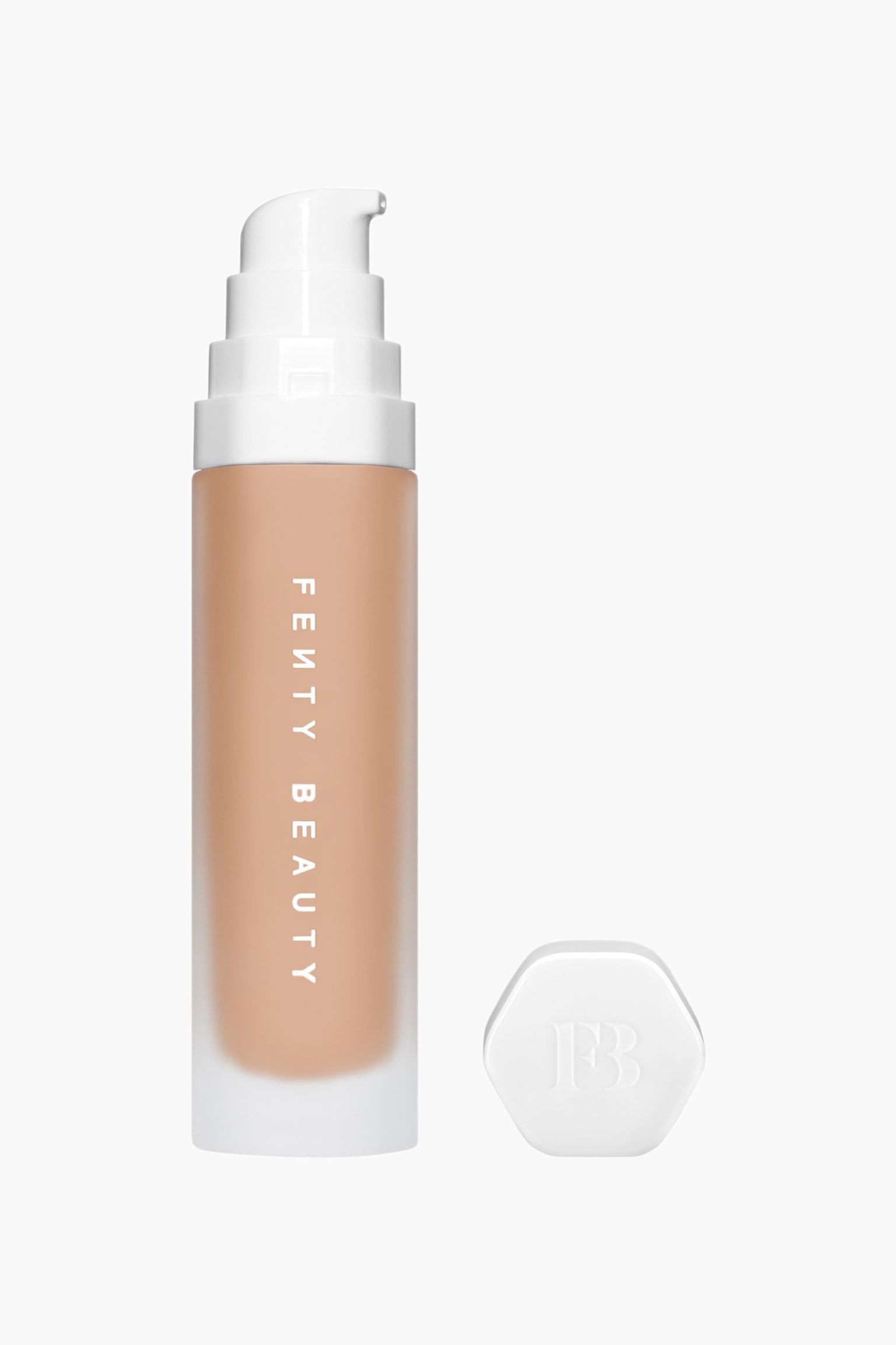 Soft'lit Naturally Luminous Longwear Foundation seisoo pystyssÃ¤ ja esittelee huurretun sylinterimÃ¤isen pullon, joka on tÃ¤ytetty medium-tan-sÃ¤vyisellÃ¤ nesteellÃ¤ ja jossa on valkoinen pystysuuntainen âFENTY BEAUTYâ -logo. Pullon pÃ¤Ã¤llÃ¤ on valkoinen kerroksellinen pumppuosan annostelija, ja sen vieressÃ¤ lepÃ¤Ã¤ erillinen valkoinen kuusikulmainen korkki, jossa on kohokuvioitu logo.