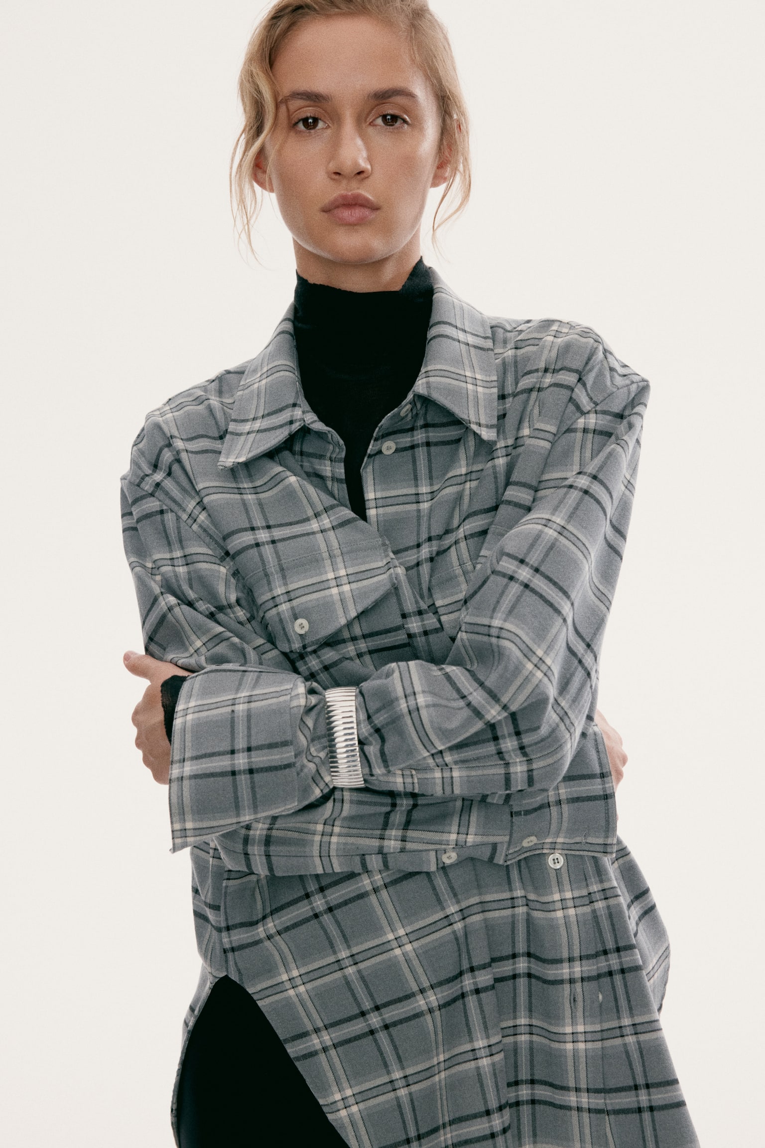 Женская рубашка H&M Oversized Flannel, цвет: Серый / Клетчатый — фото 4