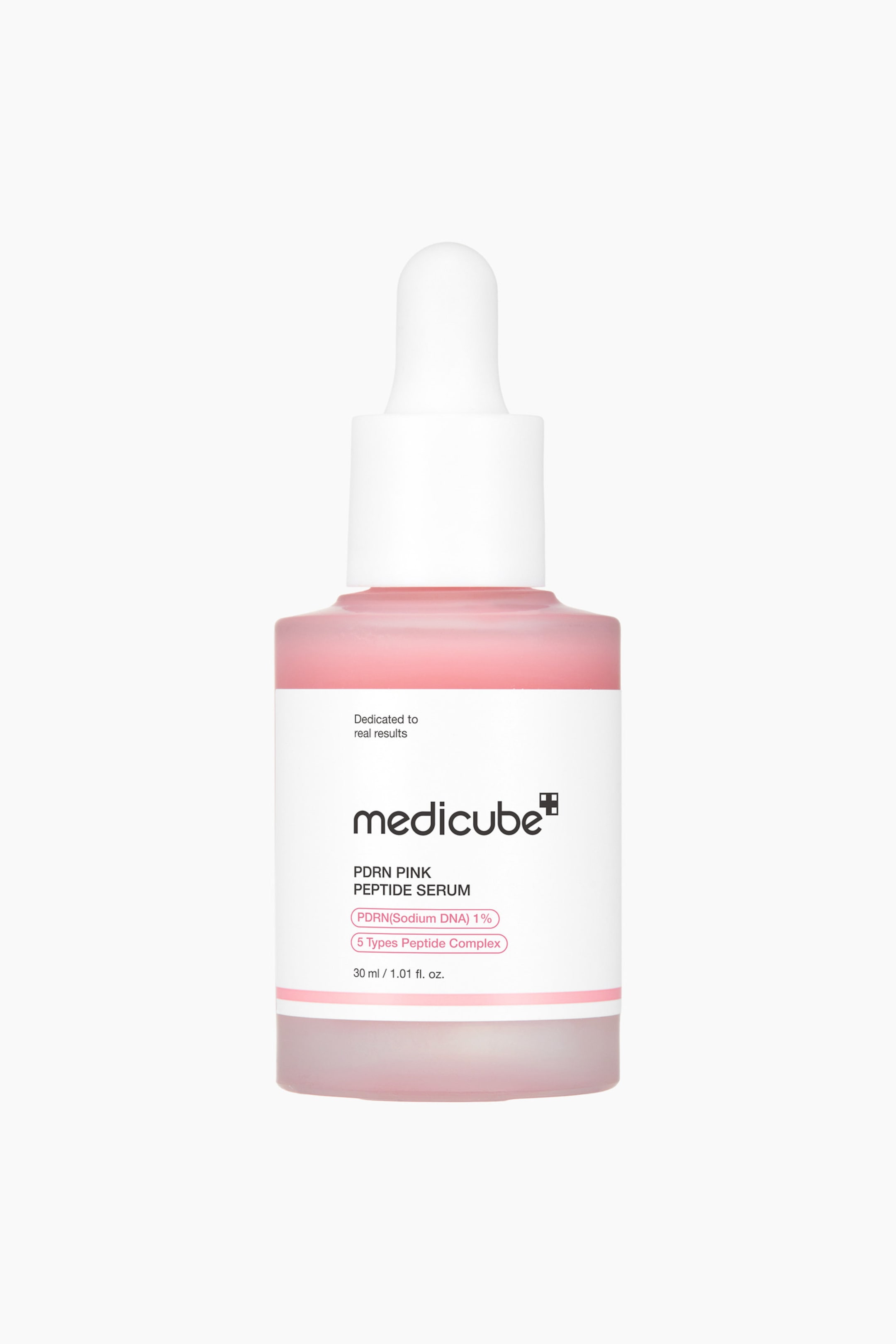 Visa större bild: En flaska med Medicube PDRN Pink Peptide Serum står upprätt, med framsidan framåt, innehållande ett rosa serum i sin frostade glasbehållare. En vit pipettkork förseglar toppen, och en vit etikett visar produktnamn, ingredienser och volym.