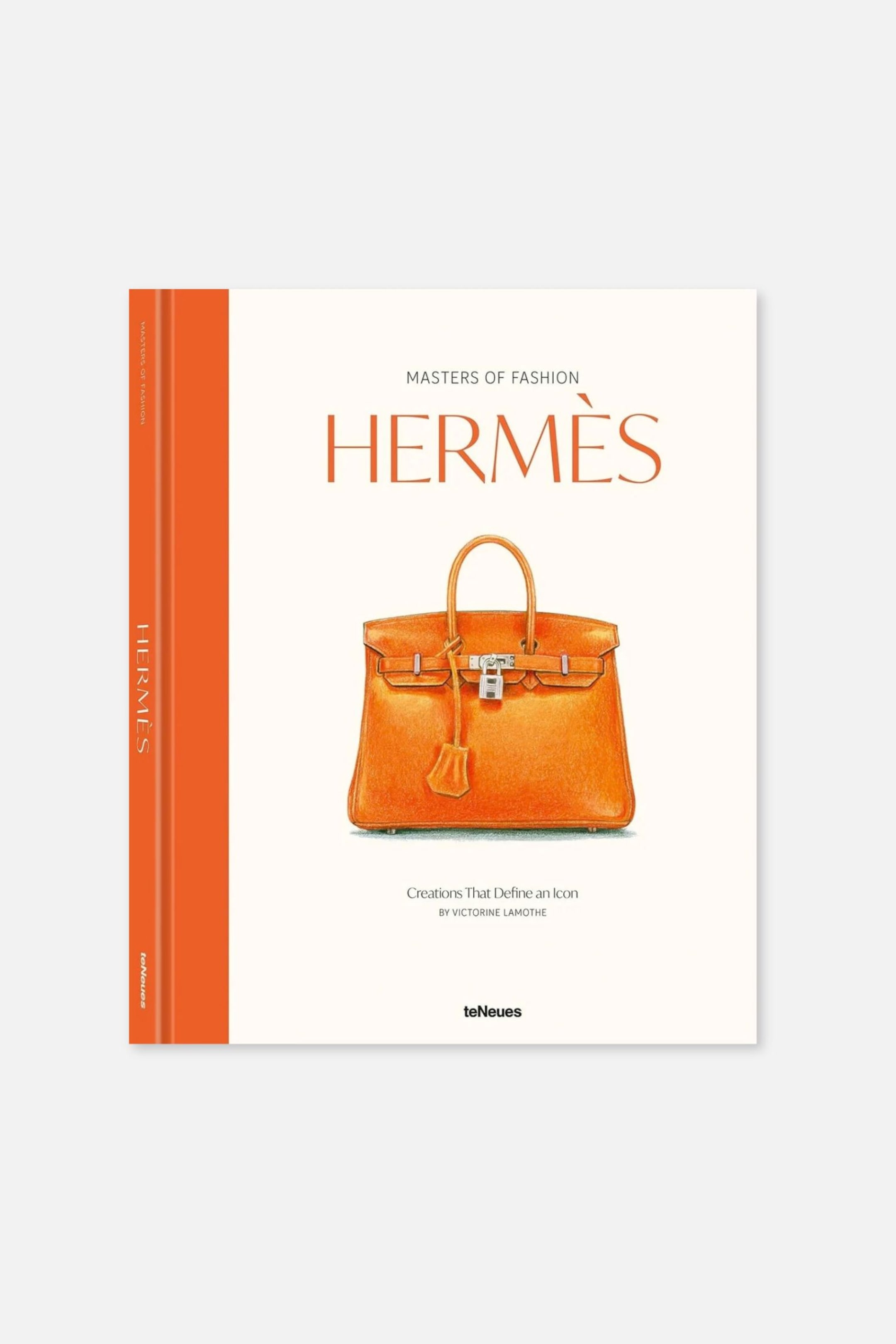 Zobacz większy obraz: Twarda oprawa książki zatytułowanej „Masters of Fashion: Hermès” przedstawia białą przednią okładkę oraz jaskrawopomarańczowy grzbiet. Na okładce znajduje się ilustracja klasycznej pomarańczowej torebki umieszczona pośrodku, a nad nią widnieje tytuł „HERMÈS” wydrukowany dużymi pomarańczowymi literami.