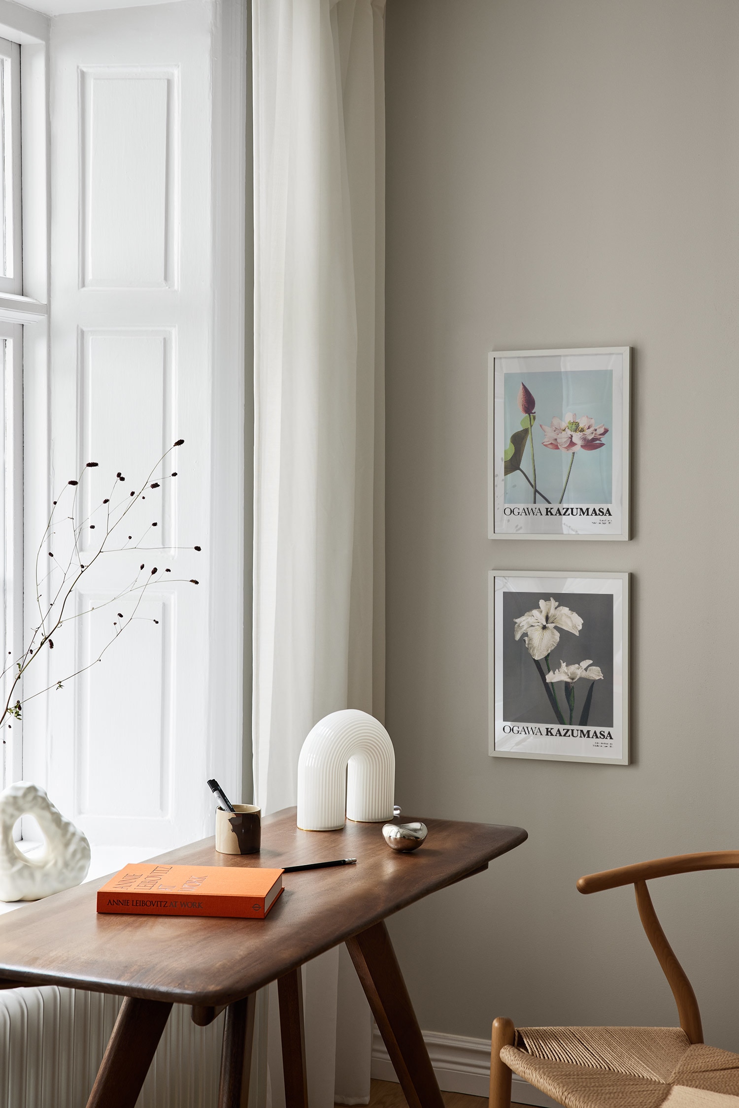 White Iris By Kazumasa Plakat - Hvid/grå