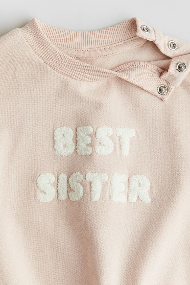 テディアップリケスウェットシャツ - パウダーピンク／Best Sister  