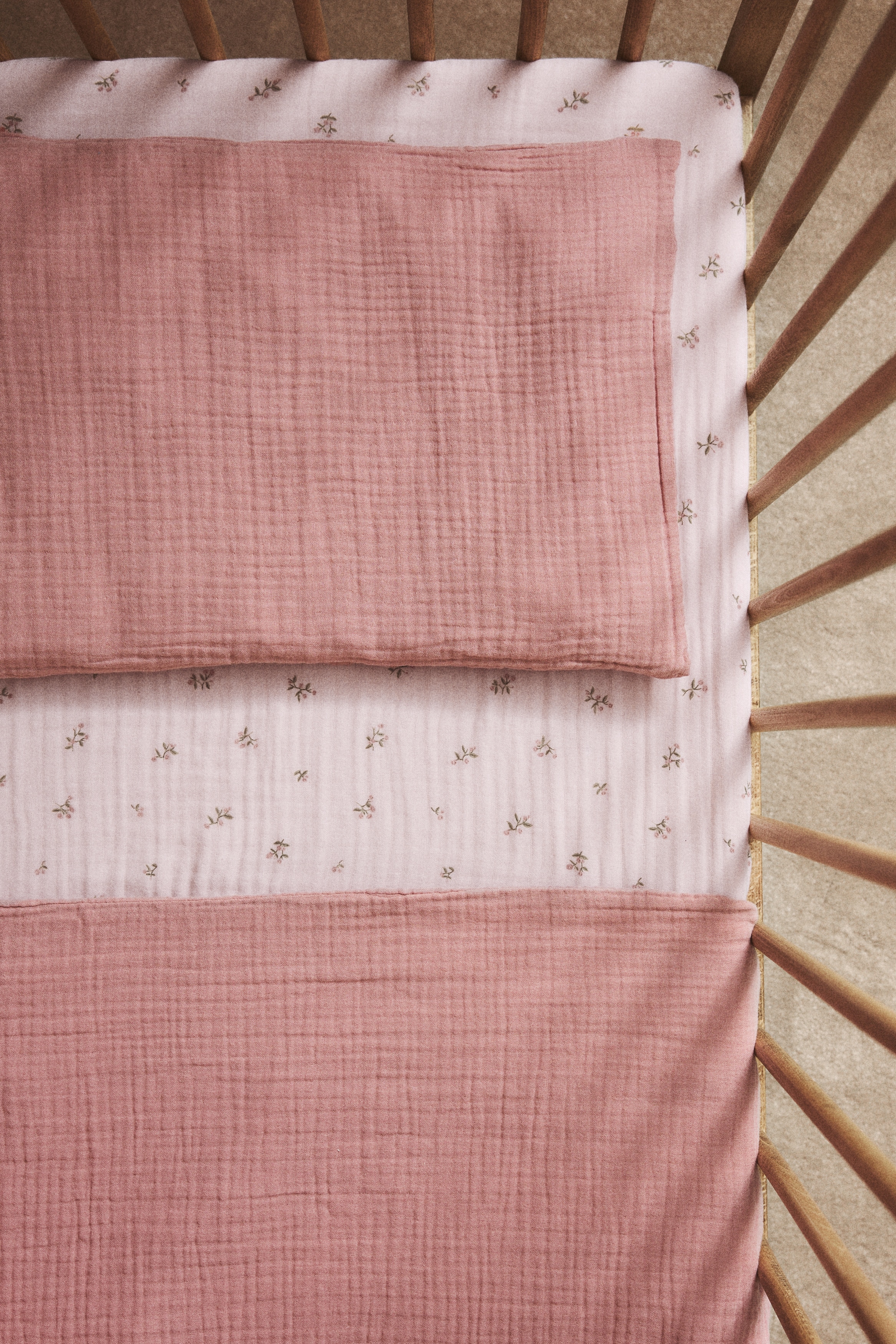 Formsydd laken i musselin til barneseng - Lys rosa/Blomstret/Cream/Blomstret/Lys muldvarp/Blomstret/Hvit/Hjerter