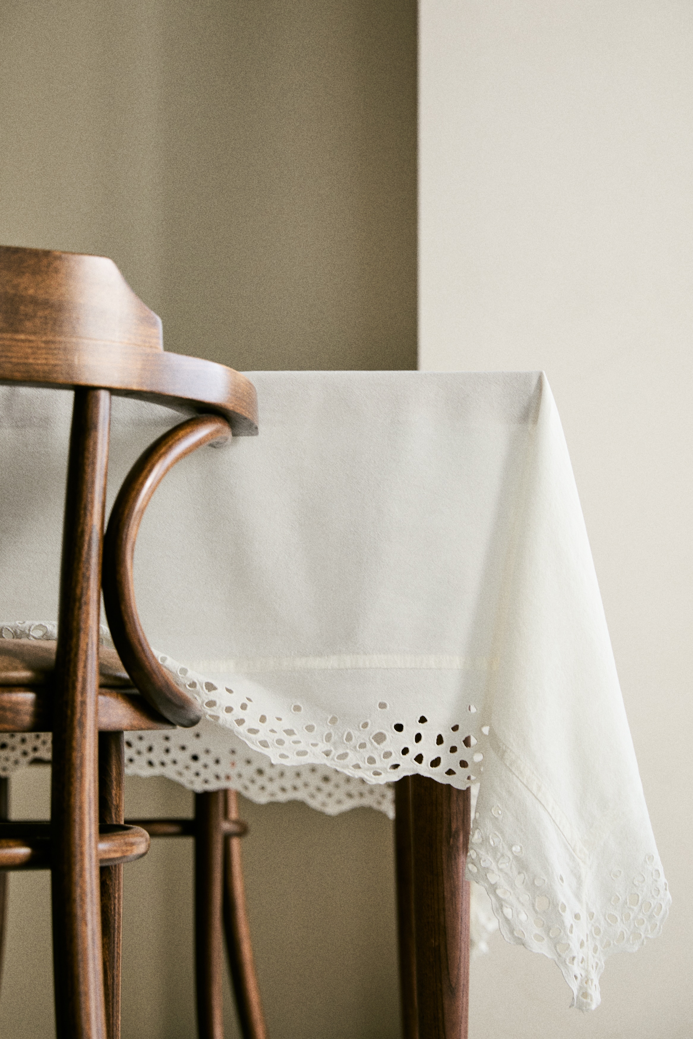 Broderie anglaise tablecloth - White