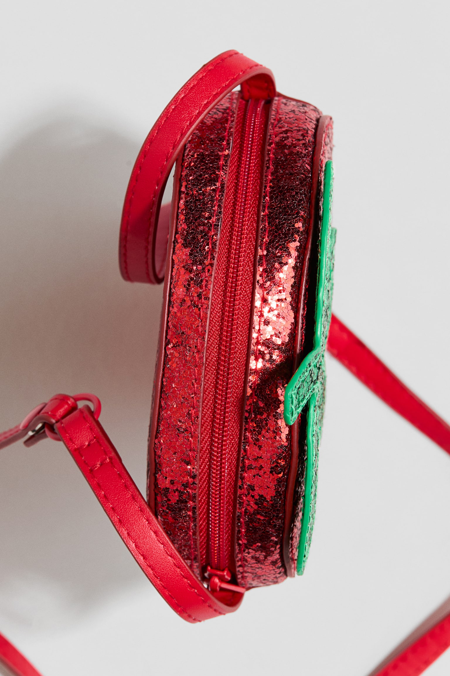 תיק אלכסון בצורת תות עם פאייטים - אדום/תות - 2