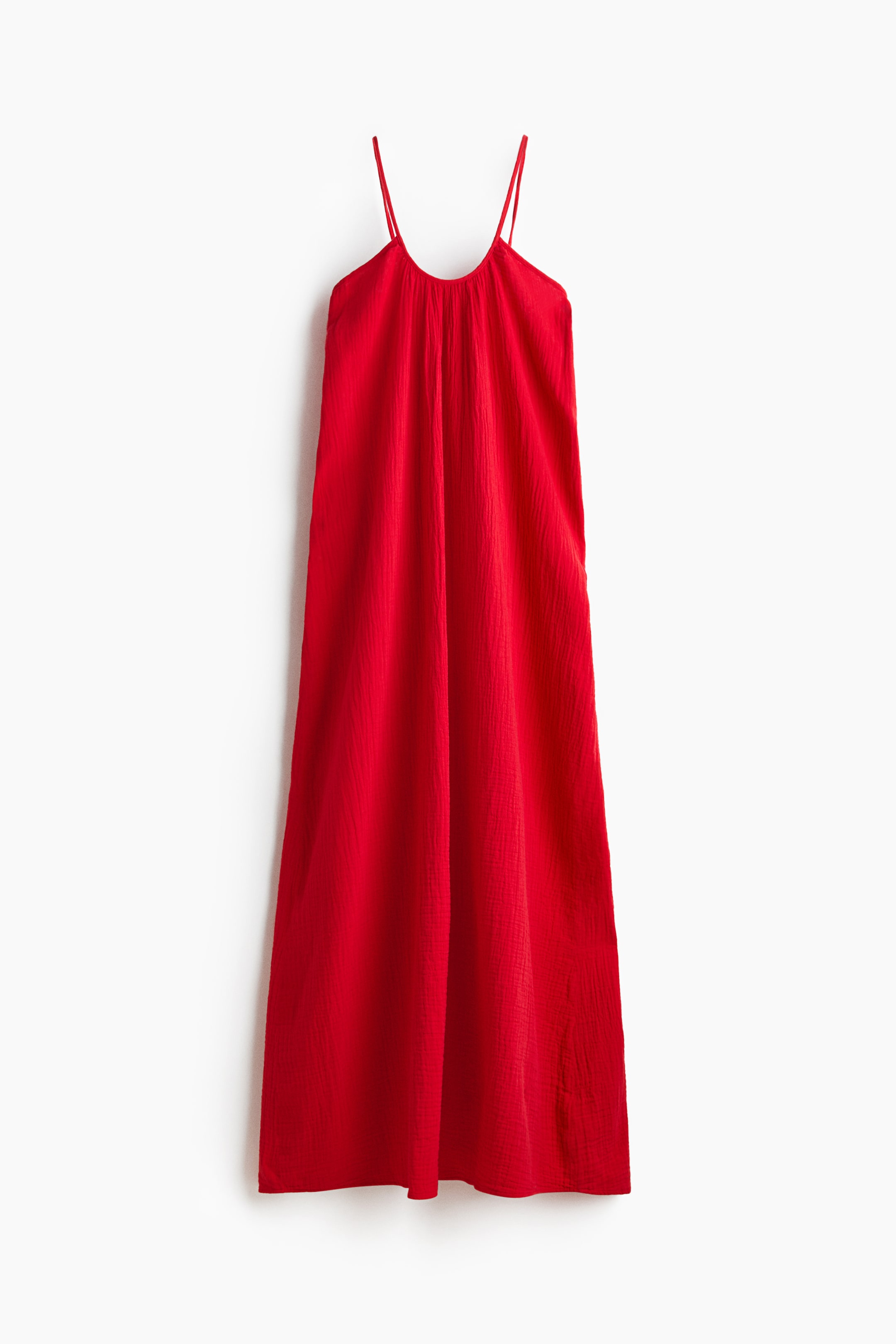 Ver imagen más grande: Un vestido maxi rojo se muestra en vista frontal, con un escote redondeado fruncido y finos tirantes espagueti. El vestido presenta una silueta suelta y fluida con una textura sutilmente arrugada.