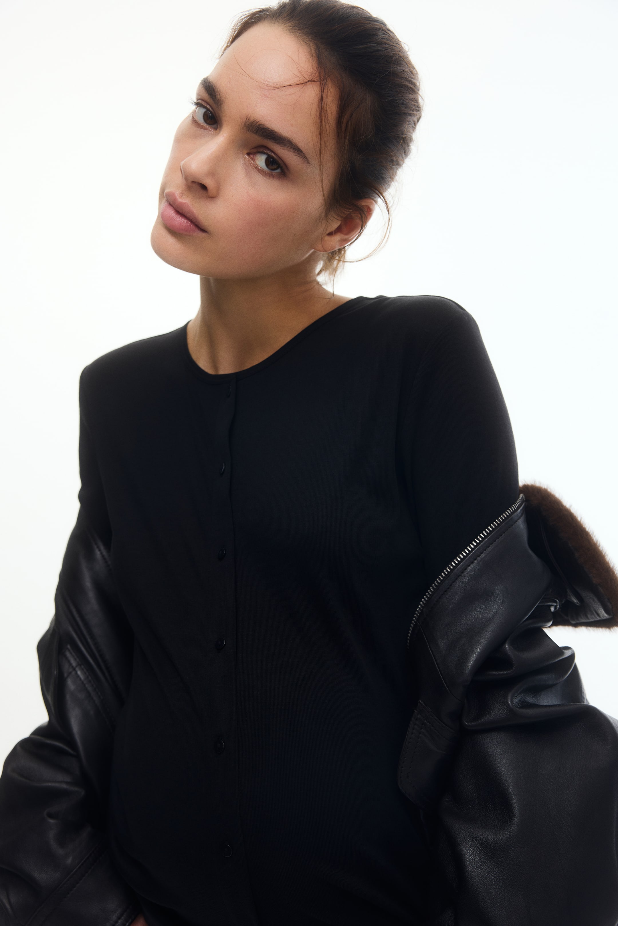 Größeres Bild anzeigen: MAMA Geknöpftes Shirt aus Feinstrick - Schwarz - Ladies | H&M AT 2