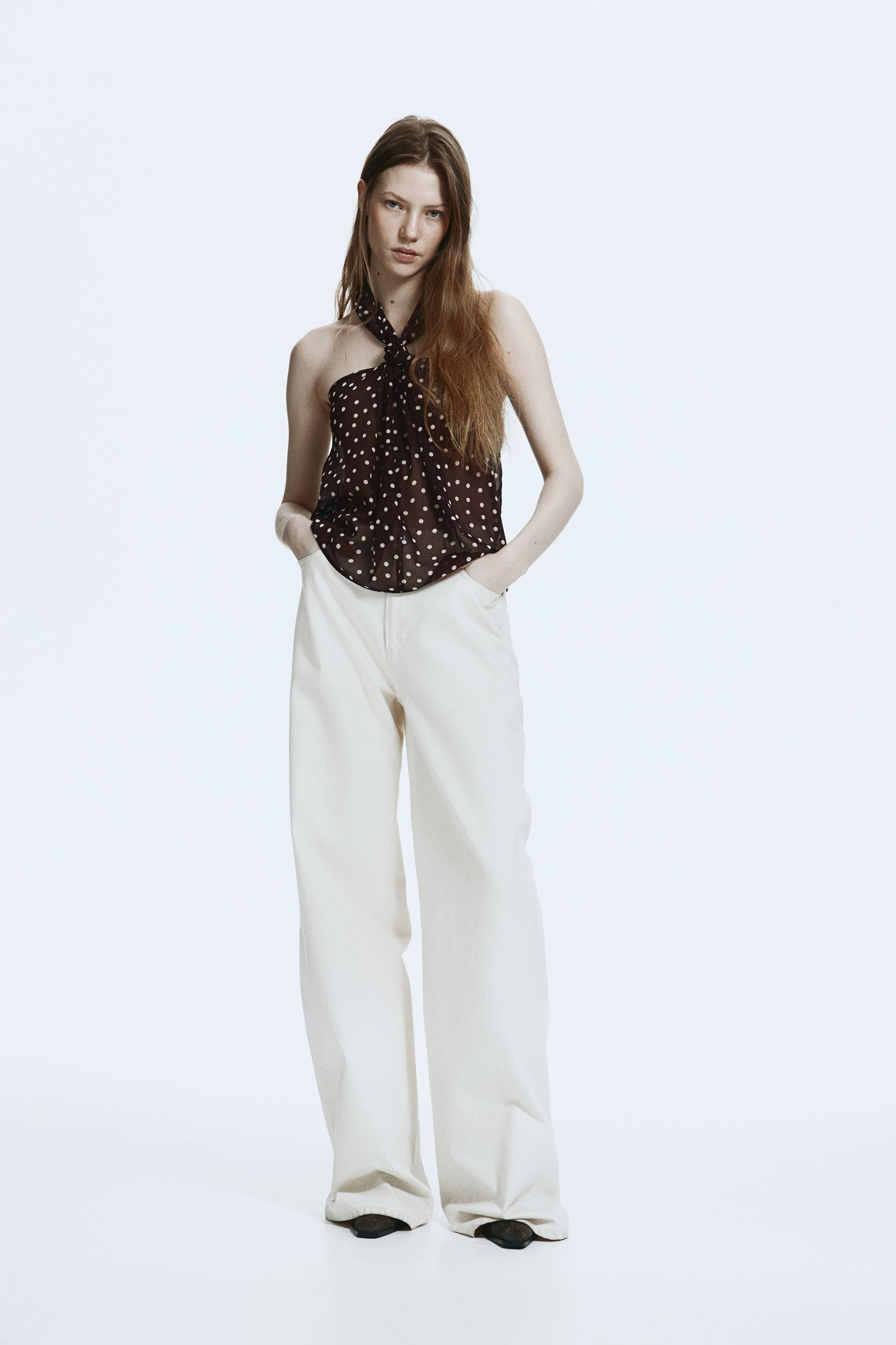 Zobacz większy obraz: Szyfonowy top z mocowaniem na karku - Ciemnobrązowy/Kropki - ONA | H&M PL 1