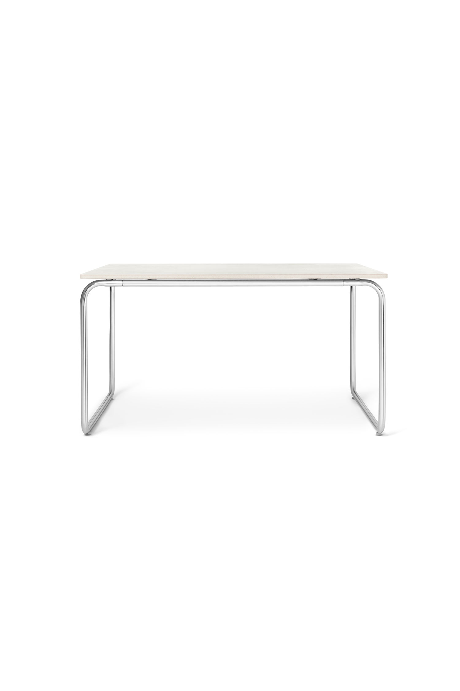 Ein kleiner Beistelltisch mit einer hellen Holzplatte mit abgerundeten Ecken und einem geschwungenen verchromten Metallgestell wird aus hoher Perspektive gezeigt. Auf der TischoberflÃ¤che stehen eine geriffelte Glasteekanne mit bernsteinfarbener FlÃ¼ssigkeit, eine dunkle Keramiktasse, ein Buch mit sichtbarer genÃ¤hter Bindung sowie eine kleine Metallschale mit grÃ¼nen Erbsenschoten.