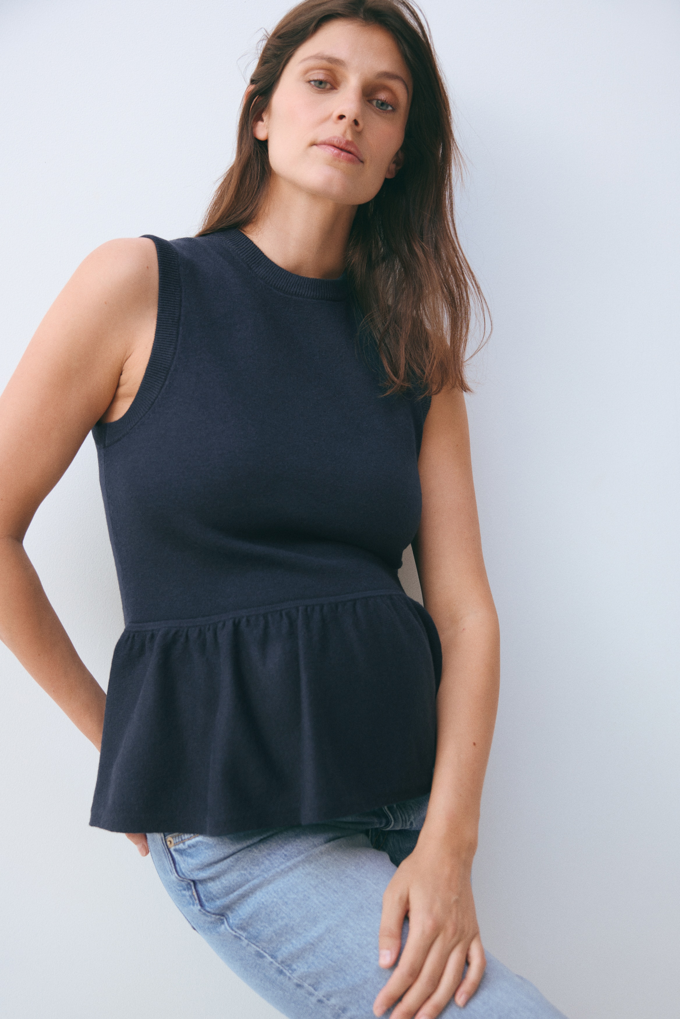 MAMA Bluza od finog pletiva s volanom - Mornarsko plava