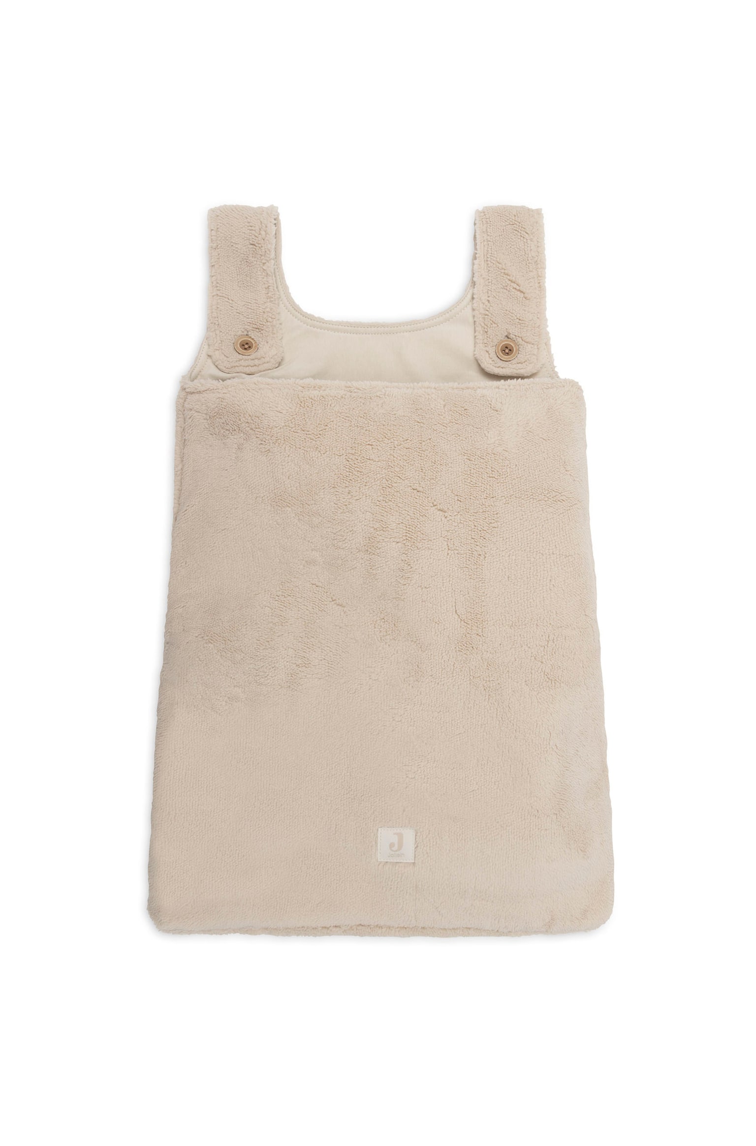Ein beigefarbener, flauschiger Babyschlafsack liegt flach und nach vorne ausgerichtet und prÃ¤sentiert seine weiche, flauschige Fleece-Struktur. Das Ã¤rmellose Design verfÃ¼gt Ã¼ber breite SchultertrÃ¤ger, die vorne mit einzelnen braunen KnÃ¶pfen befestigt sind, sowie ein kleines quadratisches Logo-Patch, das nahe der unteren Mitte aufgenÃ¤ht ist.