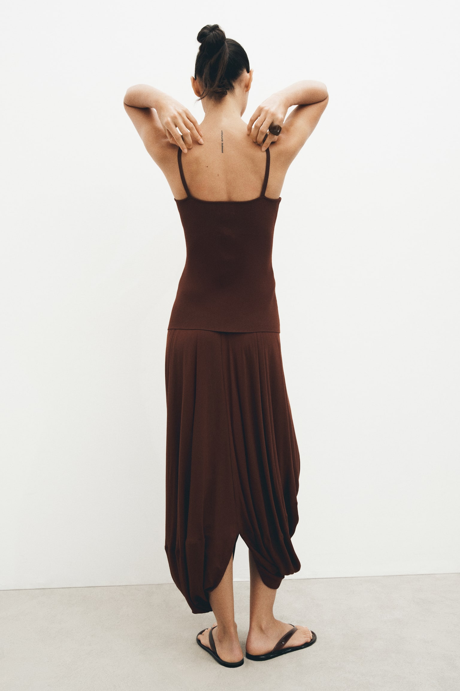 Женское платье H&M Dual-Fabric Bubble-Hem, цвет: Ржавый коричневый — фото 6