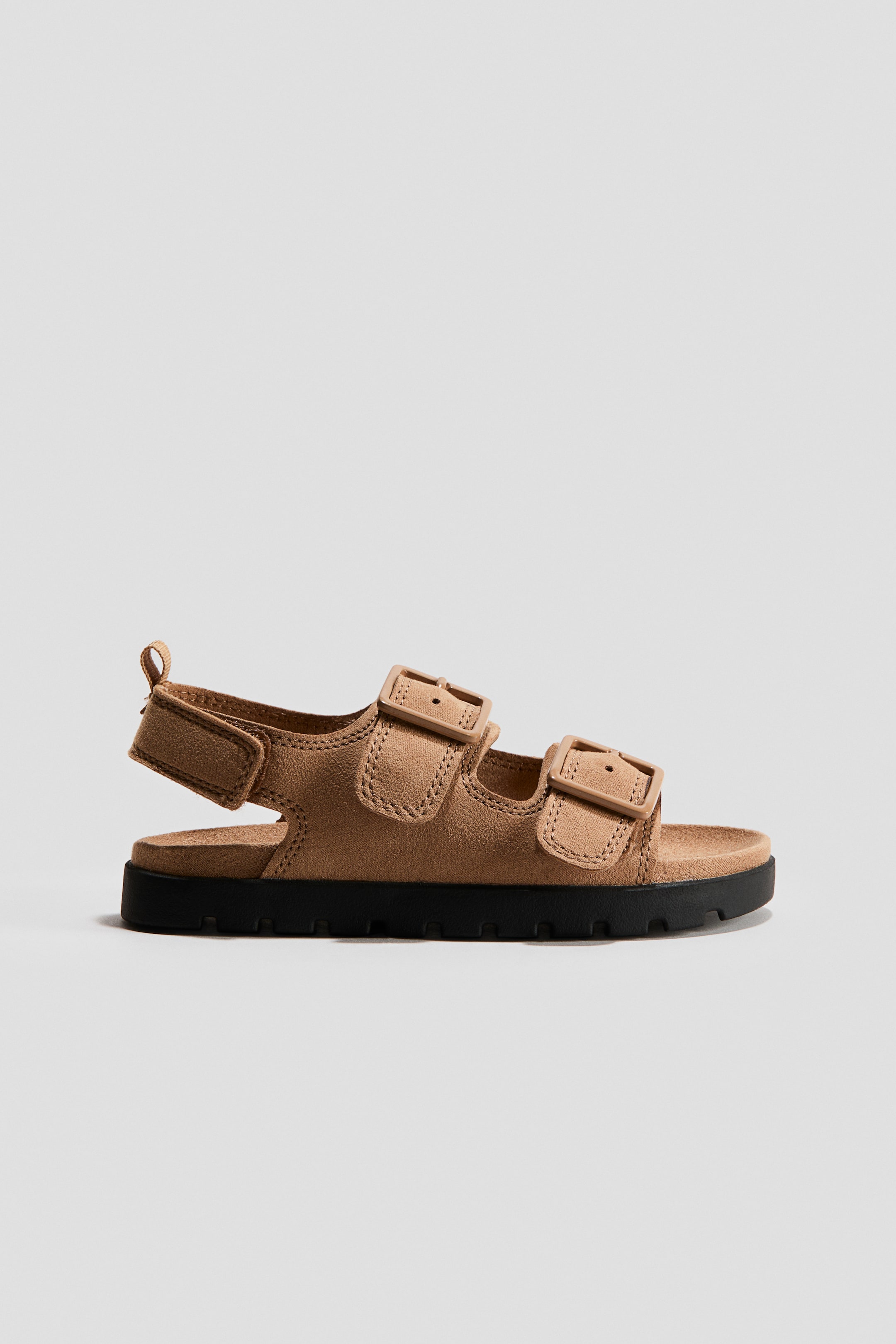 Grösseres Bild ansehen: Sandalen aus angerautem Material verfügen über zwei verstellbare Riemen mit Schnallen über dem Fuss sowie einen Riemen mit verstellbarem Klettverschluss am Knöchel. Eine Schlaufe aus Ripsband ist hinten sichtbar, und die Sandalen ruhen auf geformten Innensohlen und geriffelten Laufsohlen, mit einer Sohlenhöhe von 2,3 cm.