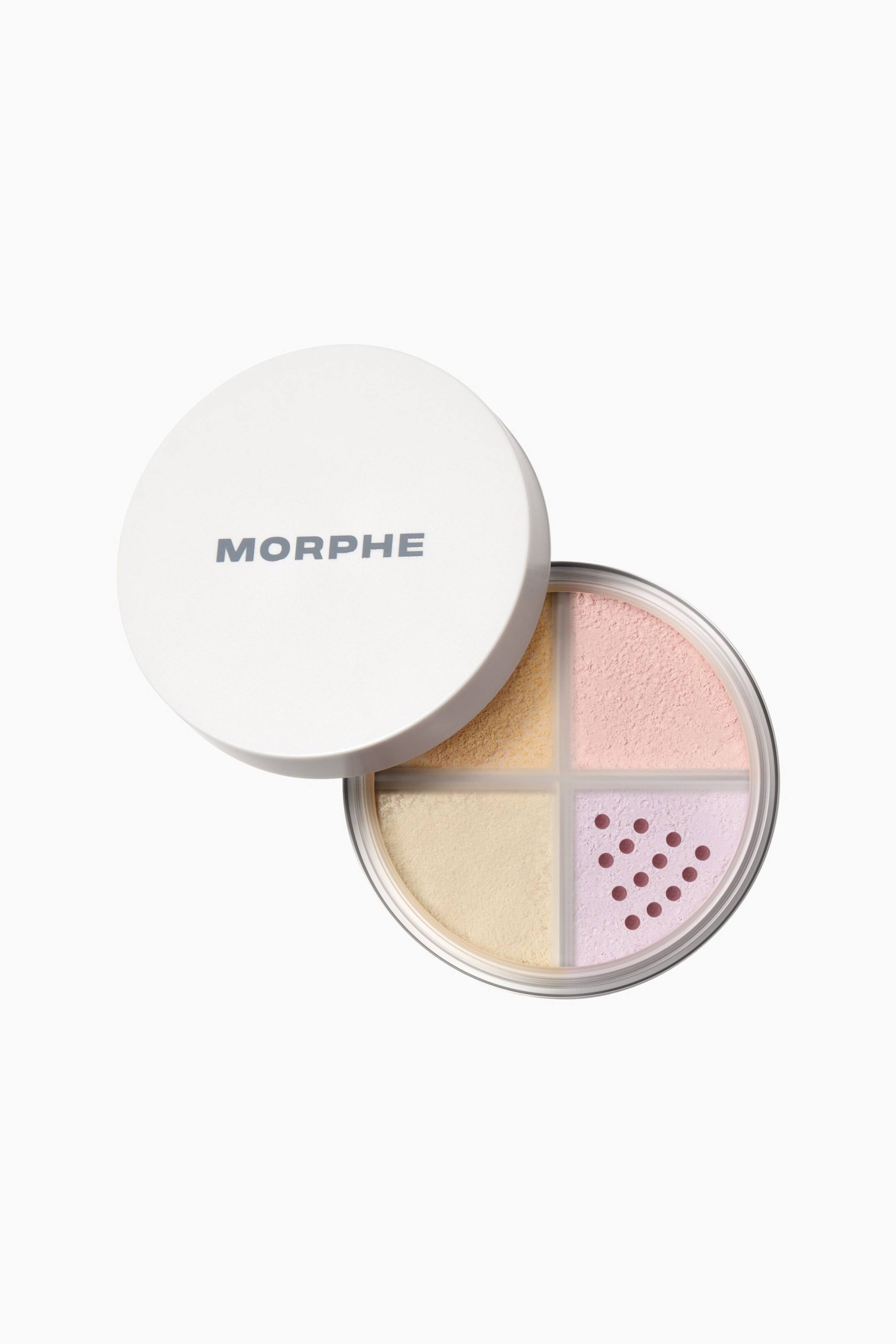 Vis større bilde: Bake & Set Loose Powder Quad vises fra en ovenfra-vinkel, og viser en rund beholder delt inn i fire kvartaler med pastellgul, rosa, lavendel og kremfarget pudder. Et hvitt lokk med den grå «MORPHE»-logoen ligger delvis over beholderen og avdekker silhullene i lavendelrommet.